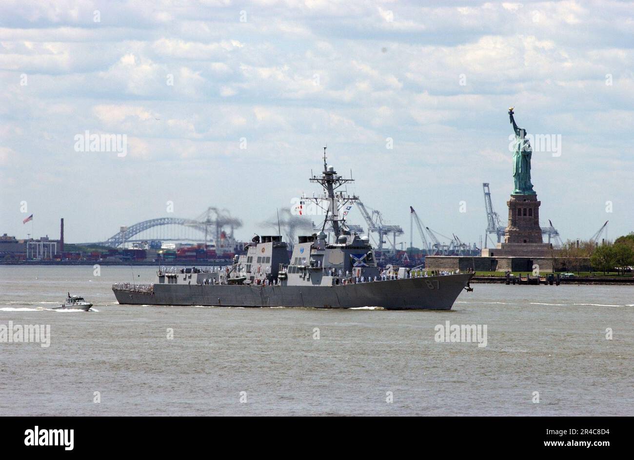 US Navy il cacciatorpediniere missilistico guidato USS Mason (DDG 87) naviga davanti alla Statua della libertà nel porto di New York e si dirige verso un molo di Manhattan per partecipare alla 19th° settimana annuale della flotta di New York City. Foto Stock