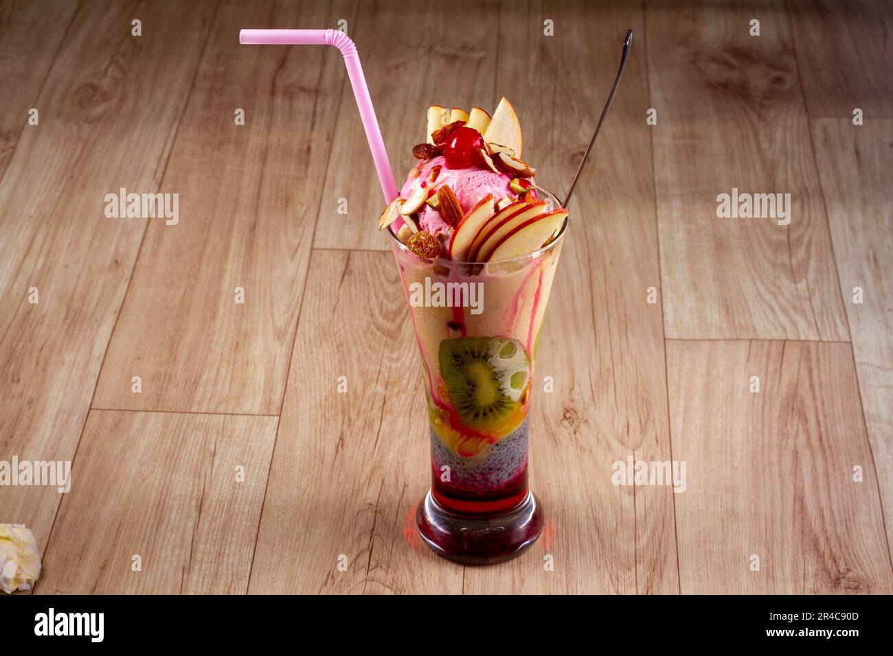 Gelato alla frutta misto o Falooda su sfondo di legno Foto Stock