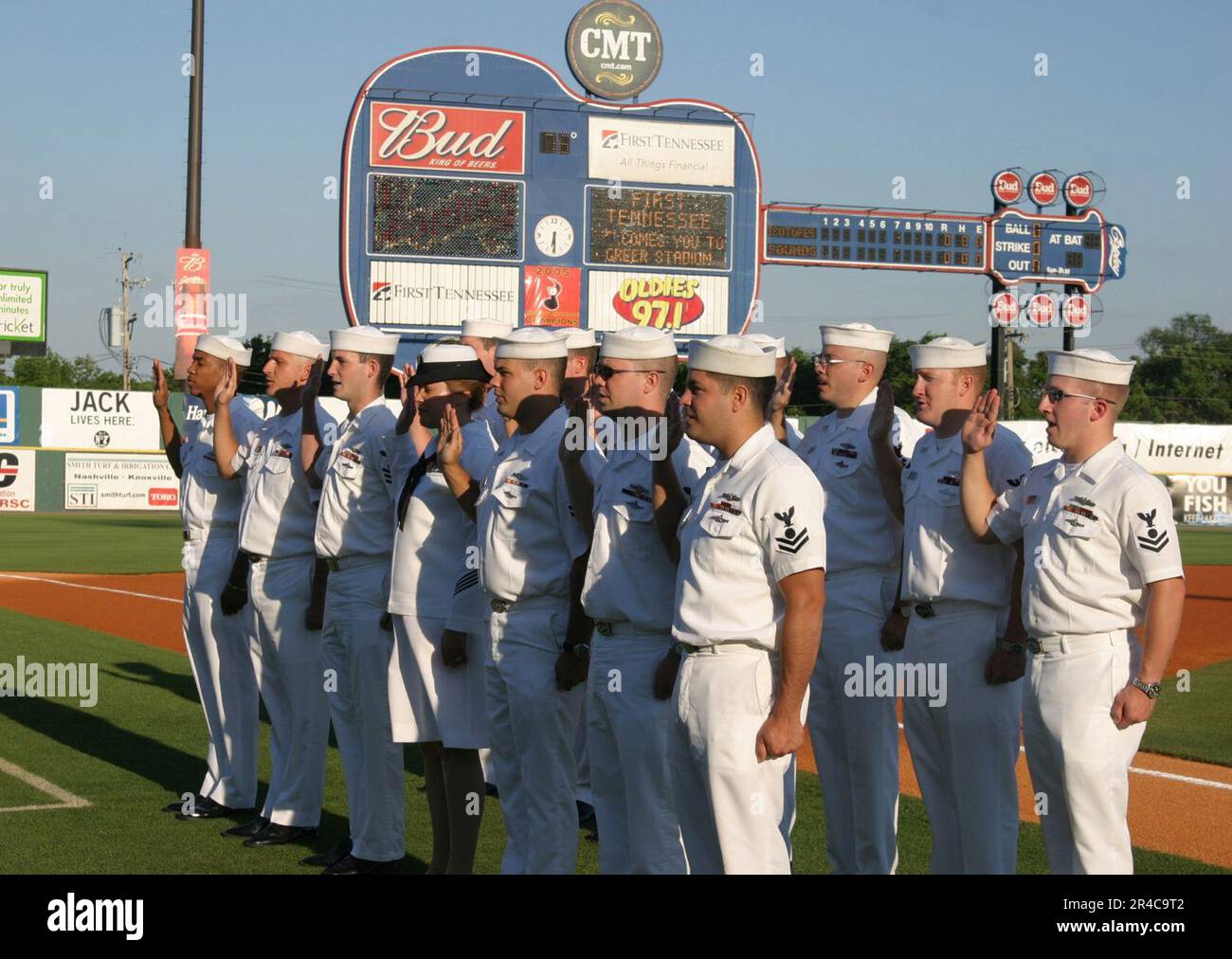 I membri della SQUADRA della Marina DEGLI STATI UNITI assegnati al sottomarino USS Tennessee (SSBN 734) di classe Ohio e al Navy Recruiting District Nashville alzano le mani giuste e prendono il giuramento di arruolamento ad un Nashville Sounds Baseball. Foto Stock