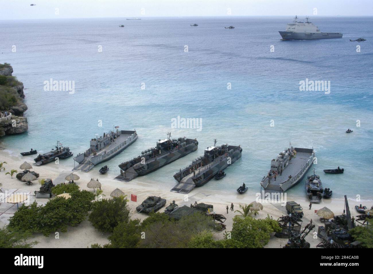 US Navy Two Landing Craft Utilities (LCU) assegnato all'unità 2 dell'Artigianato anfibio (ACU-2), prova a storming sulla spiaggia di Curacao, Antille olandesi. Foto Stock