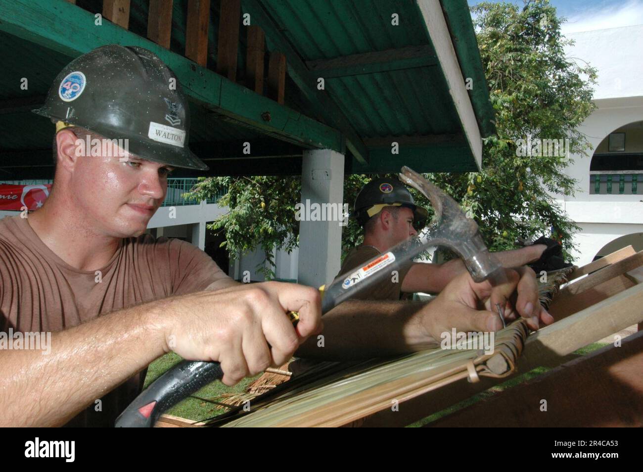 US Navy Seabee assegnato alla Naval Mobile Construction Battalion Four Zero (NMCB-40), costruire un tavolo presso il Sulu Provincial Hospital. Foto Stock