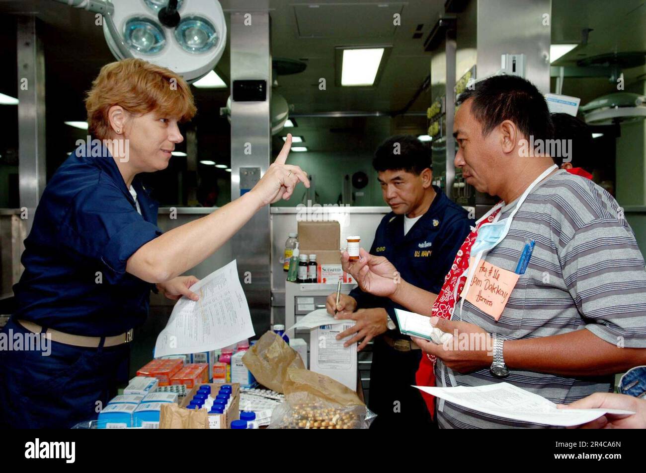 US Navy Chief Hospital Corpsman spiega il corretto dosaggio di farmaci per un paziente durante un Medical and Dental Civil Action Project. Foto Stock