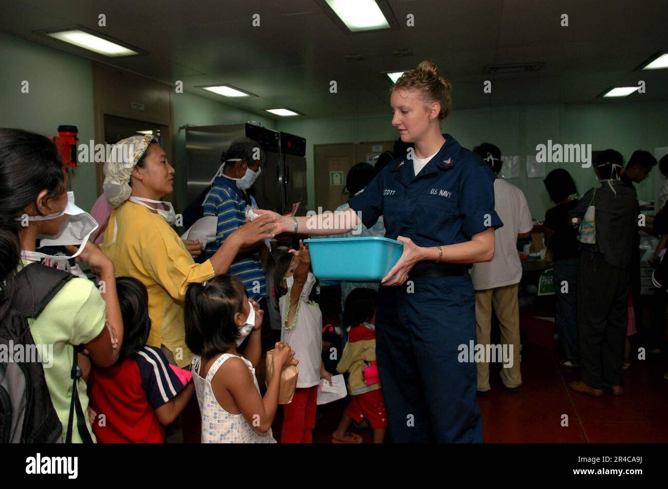 US Navy Navy Hospital Corpsman 2nd Class distribuisce spazzolini da denti ai bambini durante un Medical and Dental Civil Action Project tenutosi a bordo degli Stati Uniti Comando militare di Sealift (MSC). Foto Stock