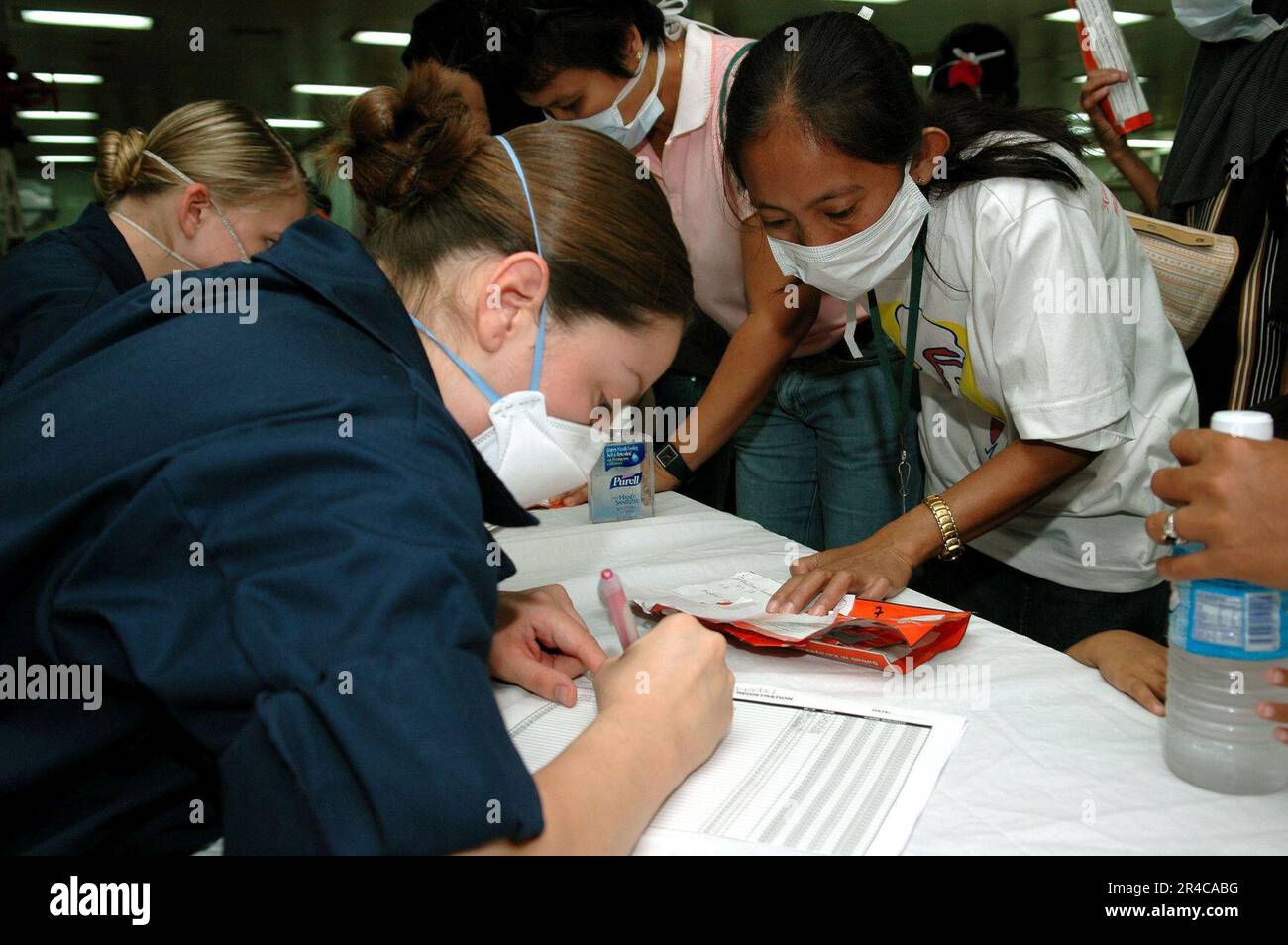 US Navy Navy Hospital Corpsman esegue lo screening dei pazienti durante un Medical and Dental Civil Action Project (MEDCAP) a bordo degli Stati Uniti Comando militare di Sealift (MSC) Ospedale shi. Foto Stock
