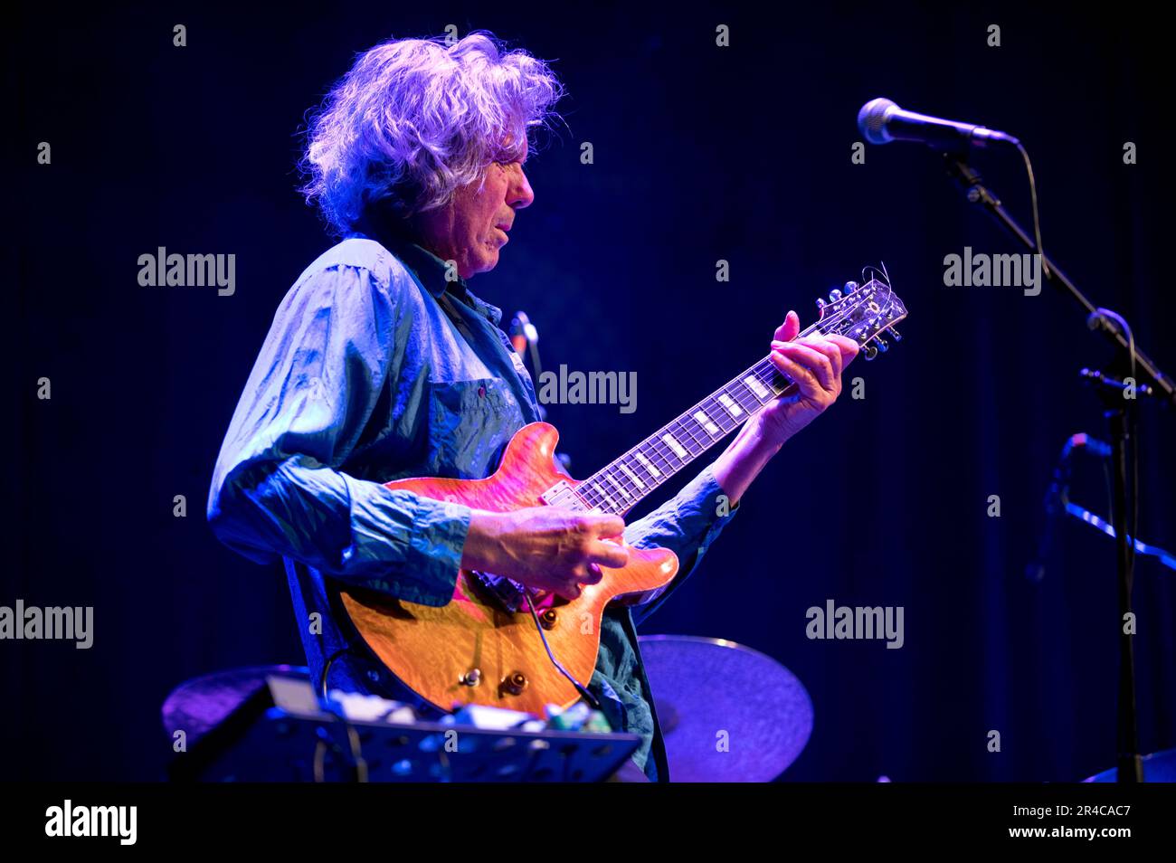 John Etheridge alla chitarra con la band jazz-rock Soft Machine, City Varieties Hall, Leeds, 27 maggio 2023. Foto Stock