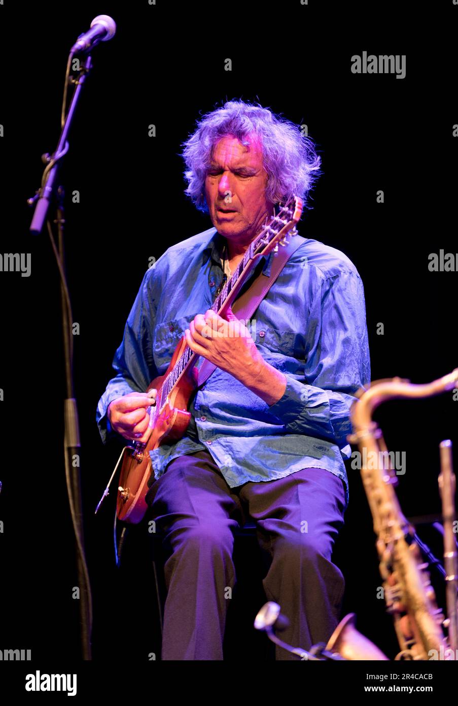 John Etheridge alla chitarra con la band jazz-rock Soft Machine, City Varieties Hall, Leeds, 27 maggio 2023. Foto Stock