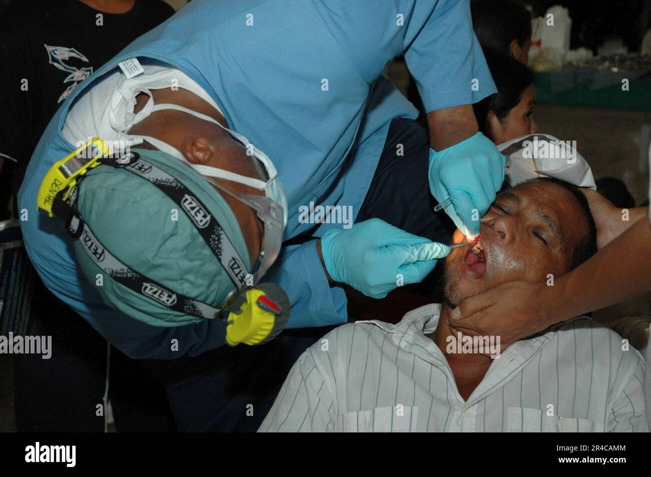 US Navy Lt. Rimuove un dente da un paziente in un Medical and Dental Civil Action Project (MED-DENCAP). Foto Stock