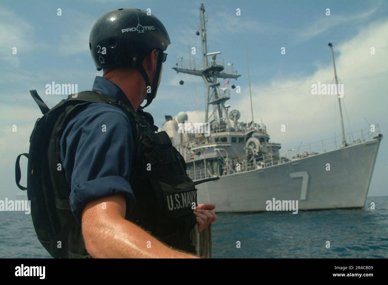 US Navy Mineman 2nd Class Simon S. Walters, assegnato alla nave militare USS Patriot (MCM 7), si prepara a gettare una linea alla sua nave durante le operazioni di recupero delle miniere. Foto Stock