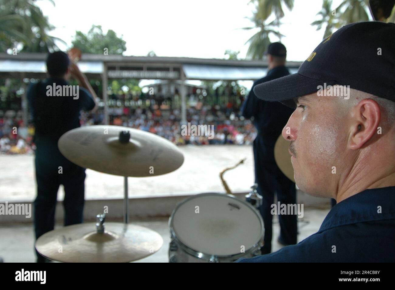 US Navy Musician 2nd Class e gli Stati Uniti La Navy Show Band intrattiene i residenti locali in un Medical and Dental Civil Action Project (MED-DENCAP). Foto Stock