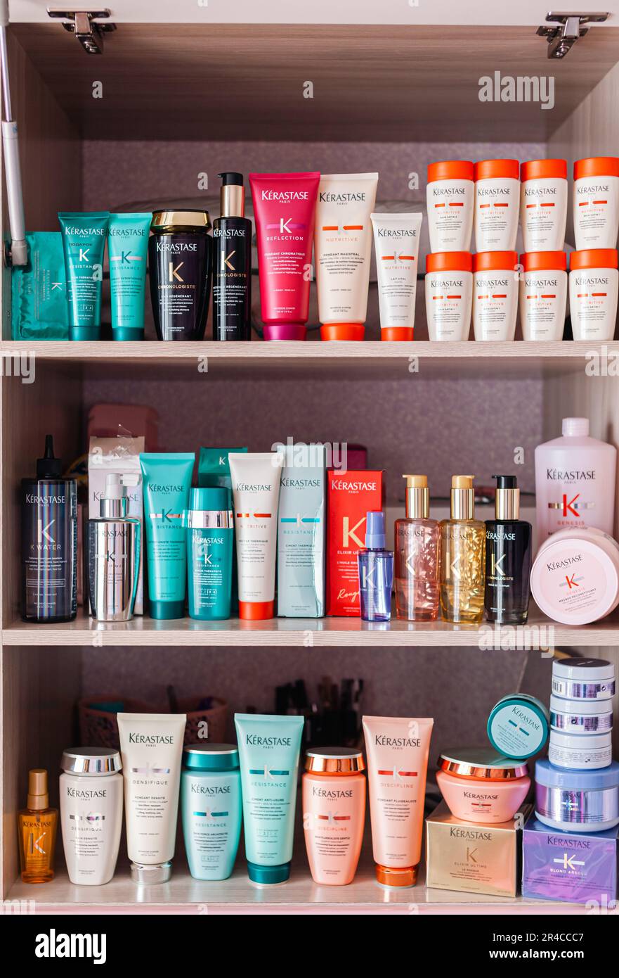 Molti vasetti diversi di shampoo, balsami per la cura dei capelli sullo scaffale. Vasetti e provette sono in fila Foto Stock