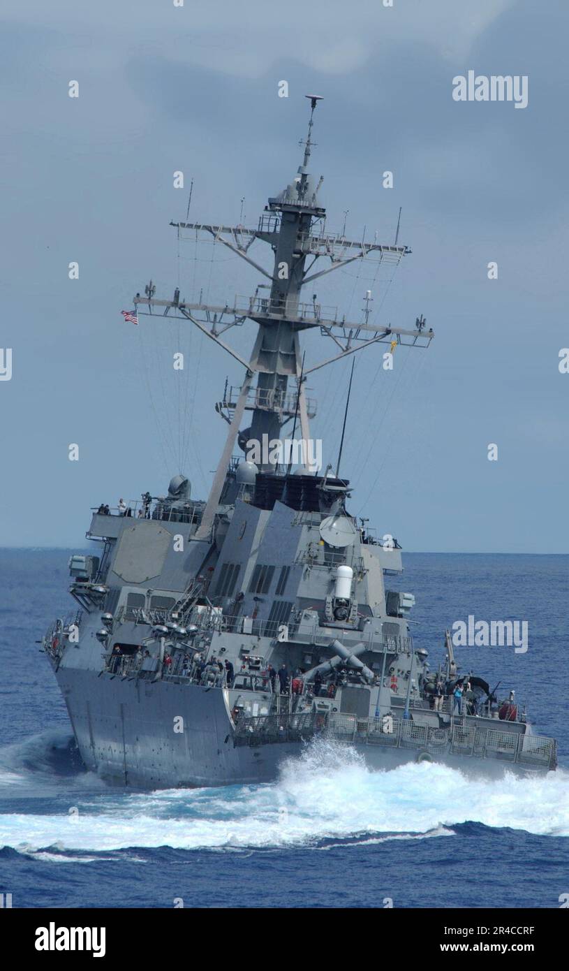 US Navy il cacciatorpediniere missilistico guidato USS Decatur (DDG 73) mostra una manovrabilità impressionante mentre esegue una tornante. Foto Stock