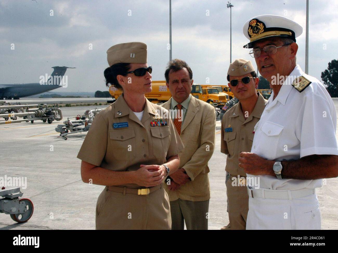 US Navy Naval Station Rota Fuels Officer, Lt. Left., spiega le capacità del nuovo sistema di idranti a combustibile di Rota. Foto Stock