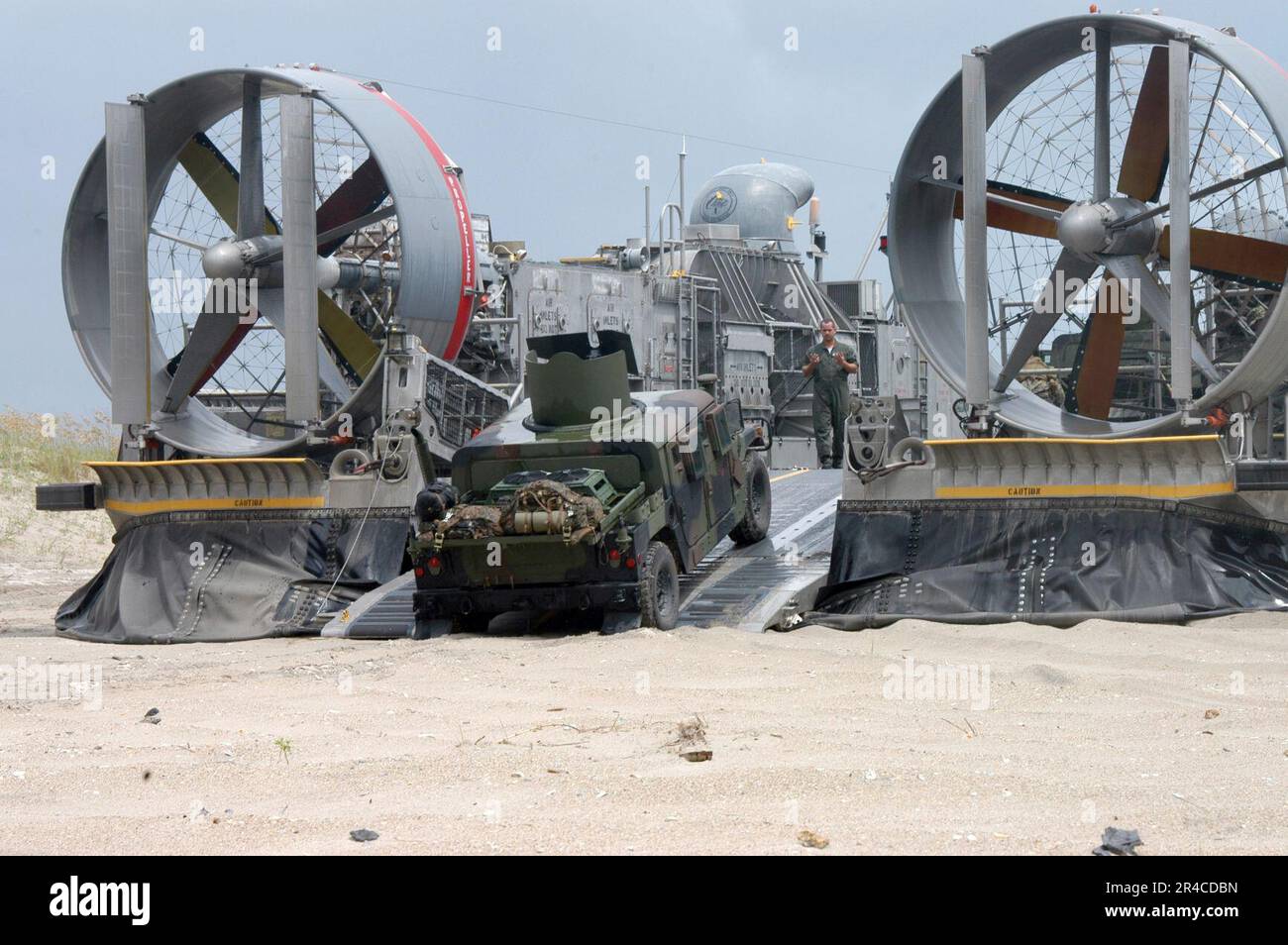 US Navy Un veicolo gommato multiuso ad alta mobilità marino guida a bordo di un veicolo a ruote multiuso ad alta mobilità (LCAC) assegnato all'unità quattro dell'imbarcazione da assalto (ACU-4). Foto Stock