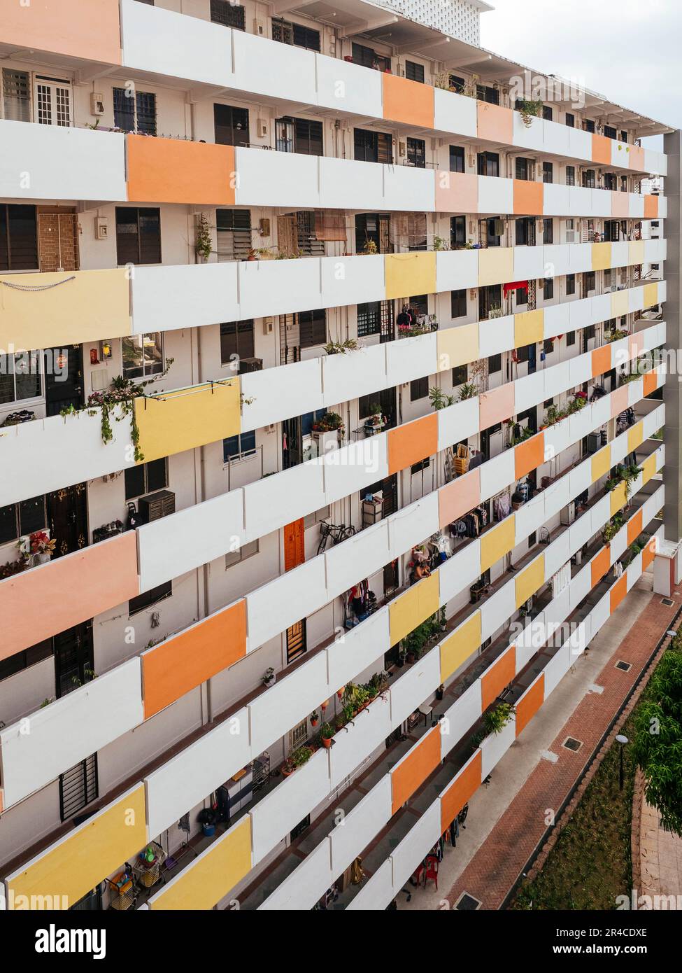 Facciata colorata di un edificio di appartamenti pubblici a Singapore Foto Stock