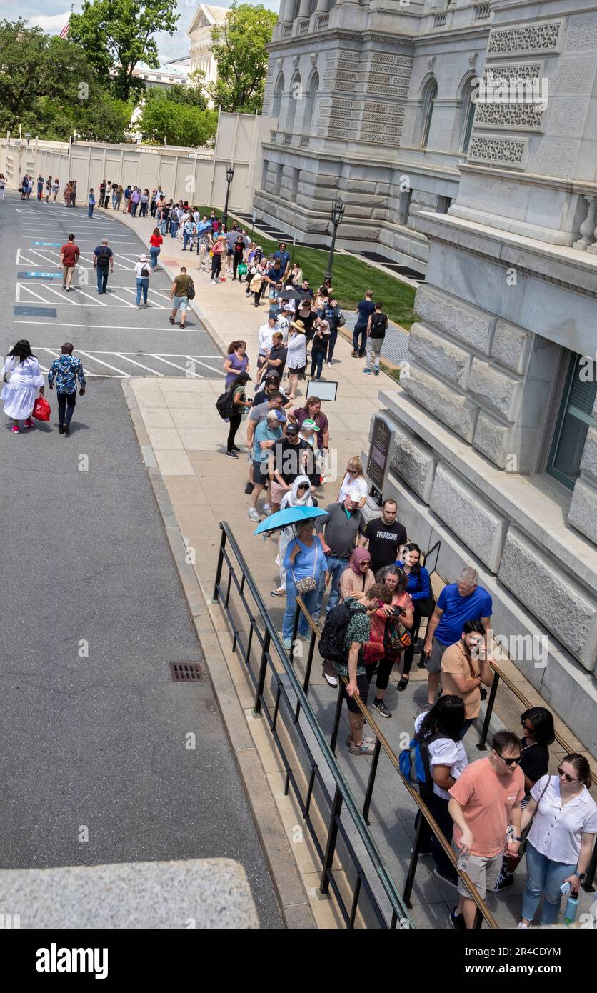 Washington, DC - i turisti aspettano in fila per visitare la Biblioteca del Congresso. Foto Stock