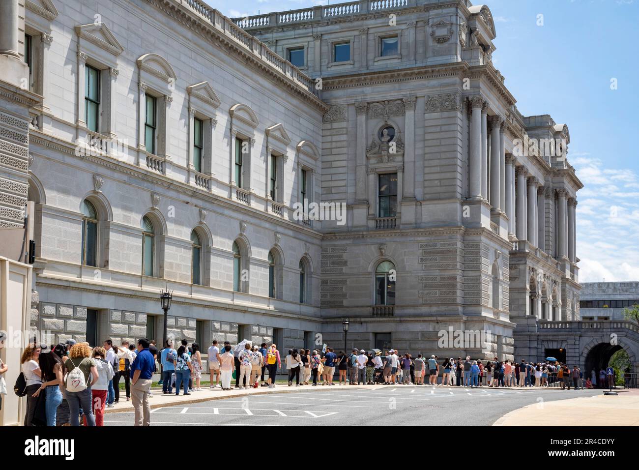 Washington, DC - i turisti aspettano in fila per visitare la Biblioteca del Congresso. Foto Stock