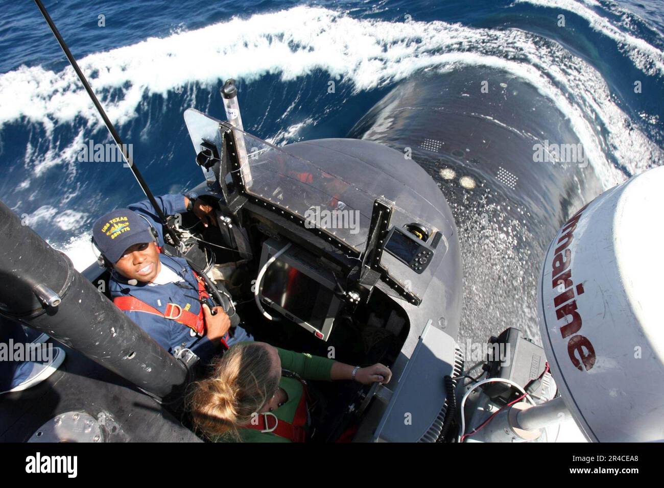 US Navy il sottomarino di classe Virginia USS Texas (SSN 775) si dirige verso il mare con un gruppo di media locali e nazionali. Foto Stock