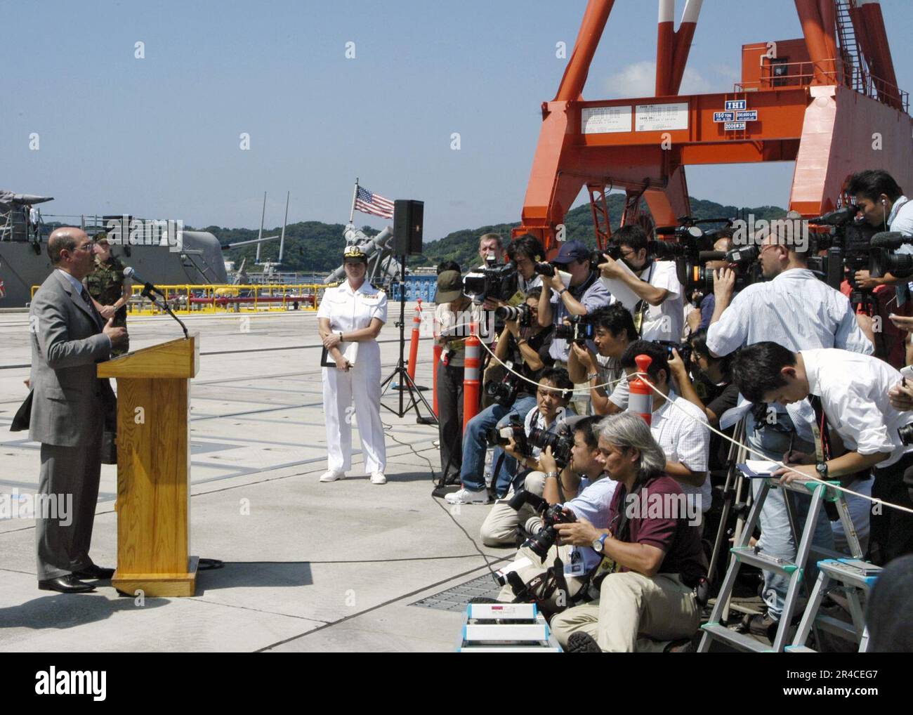 Il Segretario della Marina DEGLI STATI UNITI, l'onorevole Dott. Donald C. Winter, risponde alle domande per i media giapponesi locali durante la sua visita al comandante, Fleet Activities Yokosuka, Giappone. Foto Stock