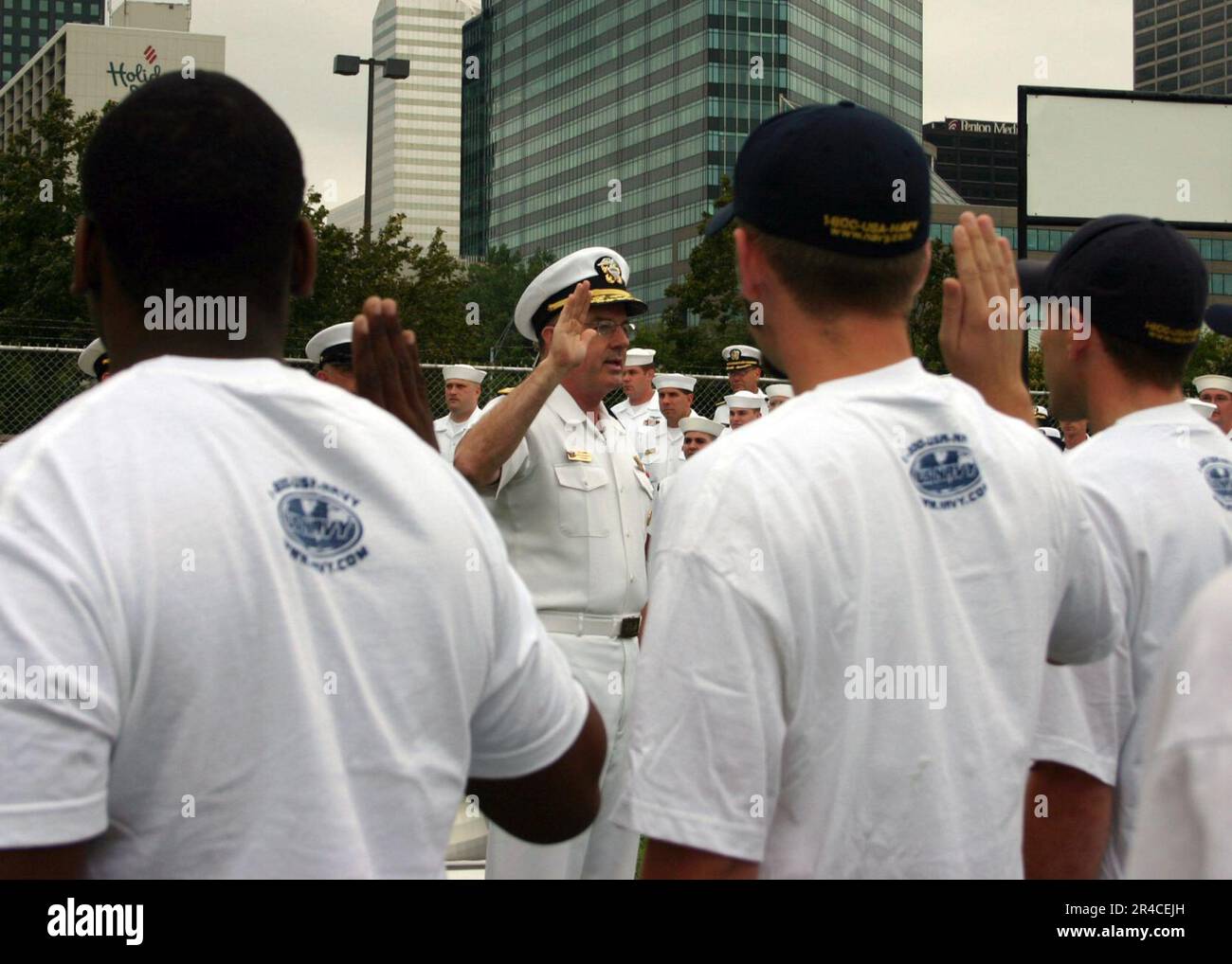 John C. Harvey Jr. Amministra il giuramento di arruolamento al distretto di reclutamento della Marina (NRD) Ohio ritardata entrata programma (DEP) recluta in una cerimonia tenuta alla USS Cod m. Foto Stock