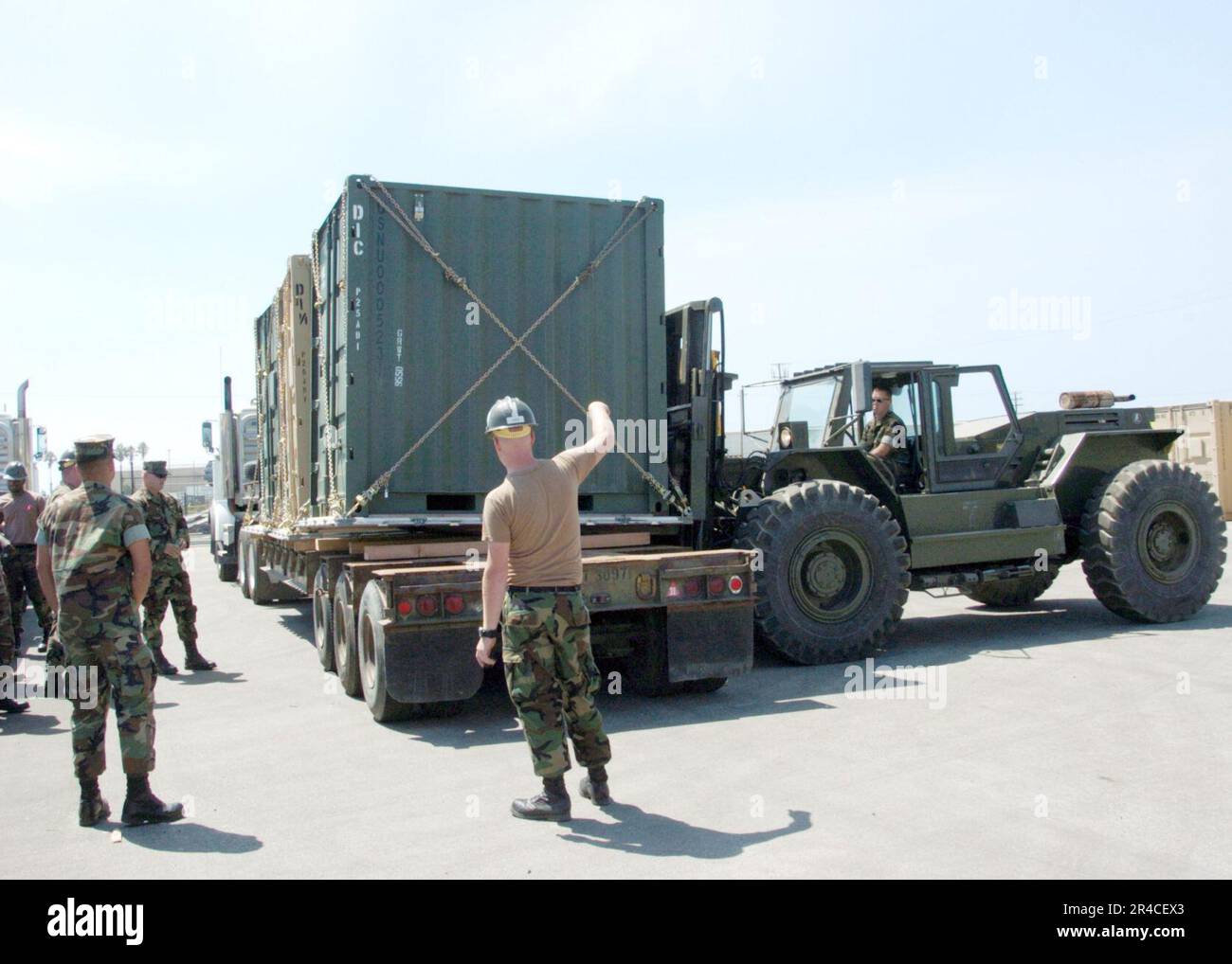 US Navy membri della Naval Mobile Construction Battaglione quattro (NMCB-4) prepararsi per il trasporto di contenitori di Tricon. Foto Stock