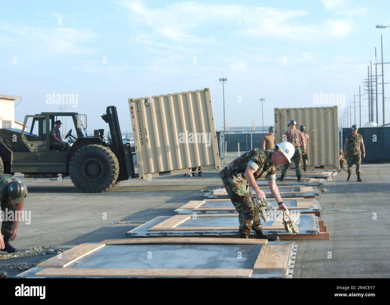 US Navy membri della Naval Mobile Construction Battalion Four (NMCB-4) preparare pallet di spedizione per contenitori Tricon. Foto Stock