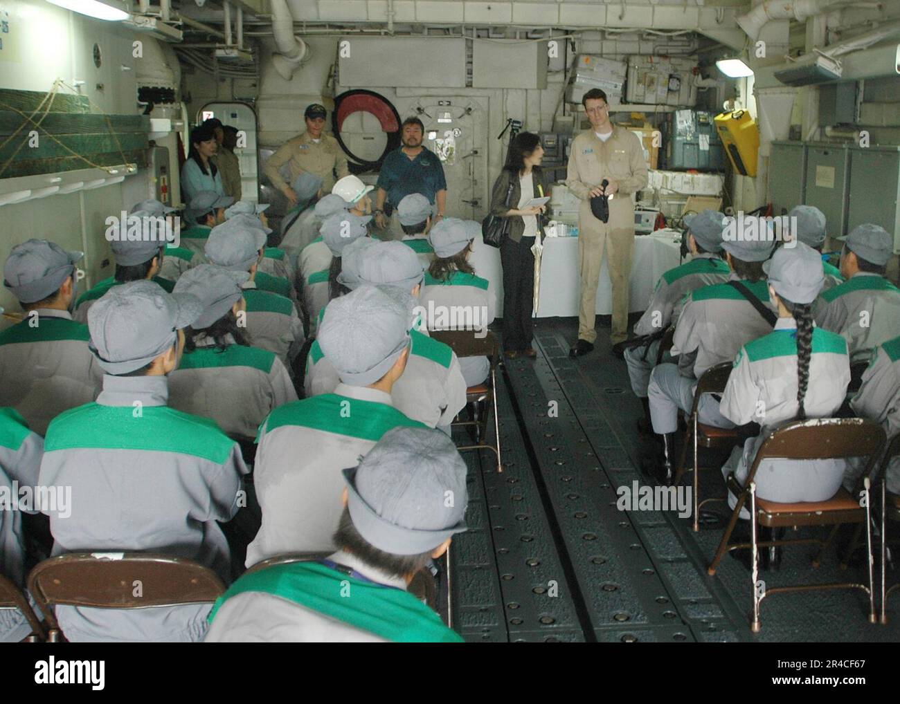 US Navy Lt. CMdR. Executive Officer per gli Stati Uniti Navy fregate USS Gary (FFG 51), informa i dipendenti del governo metropolitano di Tokyo del piano d'azione mentre procedono attraverso il Tokyo Metropol. Foto Stock