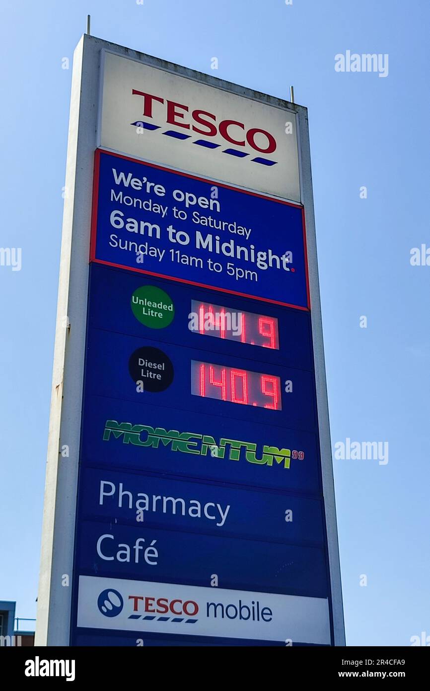 Hockley, Birmingham, 27th maggio 2023 - Una stazione di servizio tesco vende diesel 1p a un prezzo inferiore rispetto a quello senza piombo in un piazzale nella zona di Hockley di Birmingham. Senza piombo è stato valutato a 141,9 e Diesel 140,9. Una nuova ricerca condotta da PetrolPrices mostra che circa il 10% di tutte le stazioni di servizio del Regno Unito vendono gasolio a un prezzo più basso rispetto alla benzina. Tesco è emerso come un attore chiave responsabile del cambiamento nella vendita media di benzina e di prezzi del gasolio. Circa il 15% delle sue stazioni di servizio offre gasolio ai conducenti al di sotto del prezzo della benzina senza piombo. Credit: Stop Press Media / Alamy Live News Foto Stock