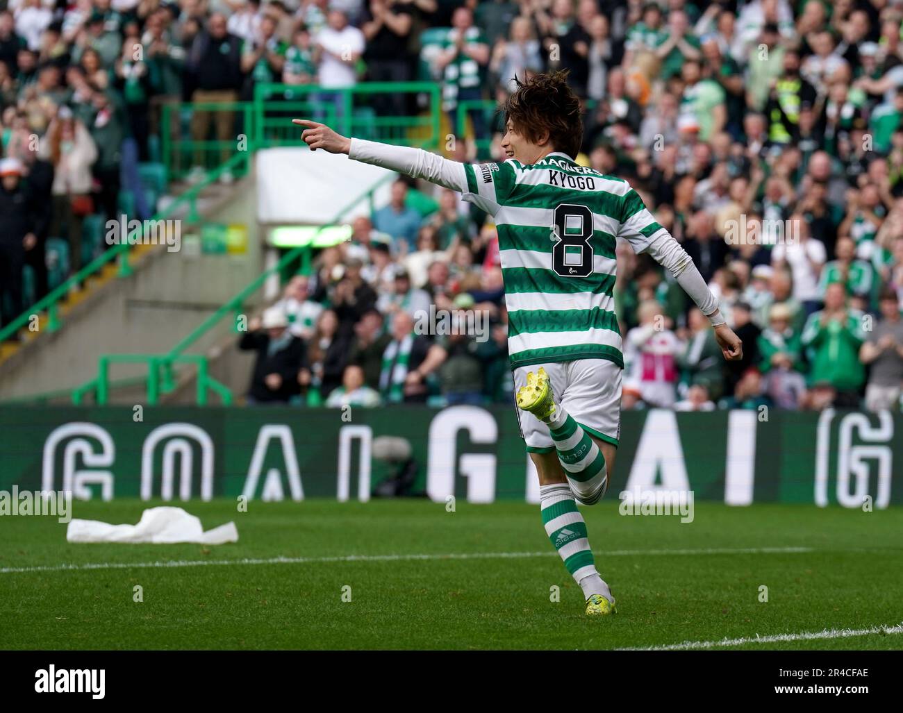 Il Celtic's Kyogo Furuhashi celebra il primo goal della partita durante la partita Cinch Premiership al Celtic Park, Glasgow. Data immagine: Sabato 27 maggio 2023. Foto Stock