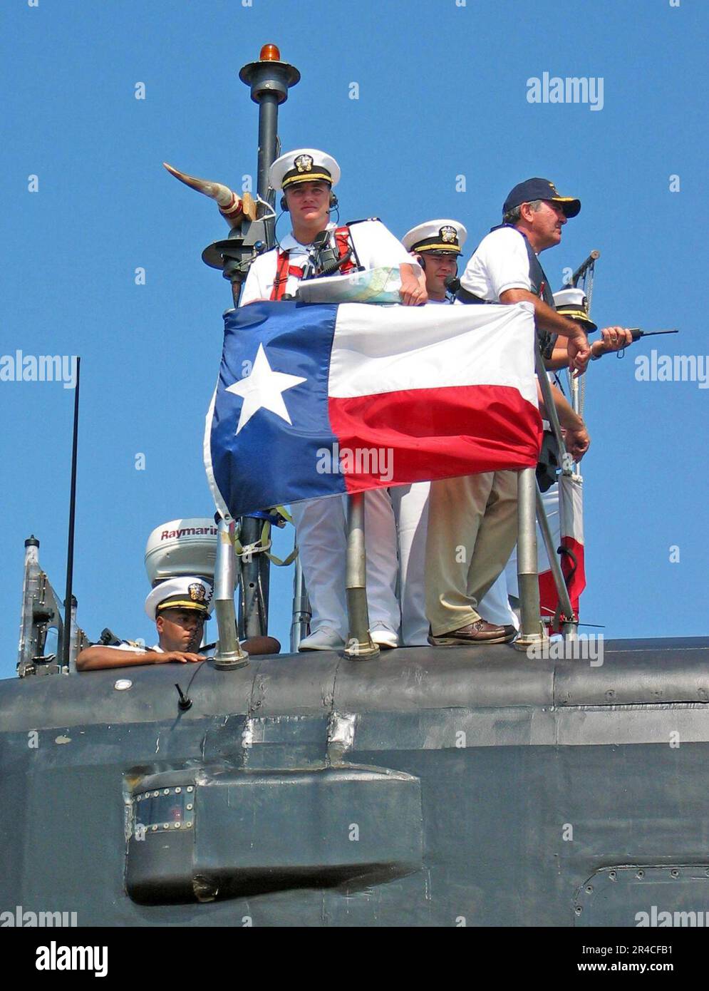 Gli UFFICIALI della Marina DEGLI STATI UNITI a bordo del sottomarino USS Texas (SSN 775) dirigono le operazioni di ormeggio dal ponte quando la barca arriva a Galveston, Texas. Foto Stock