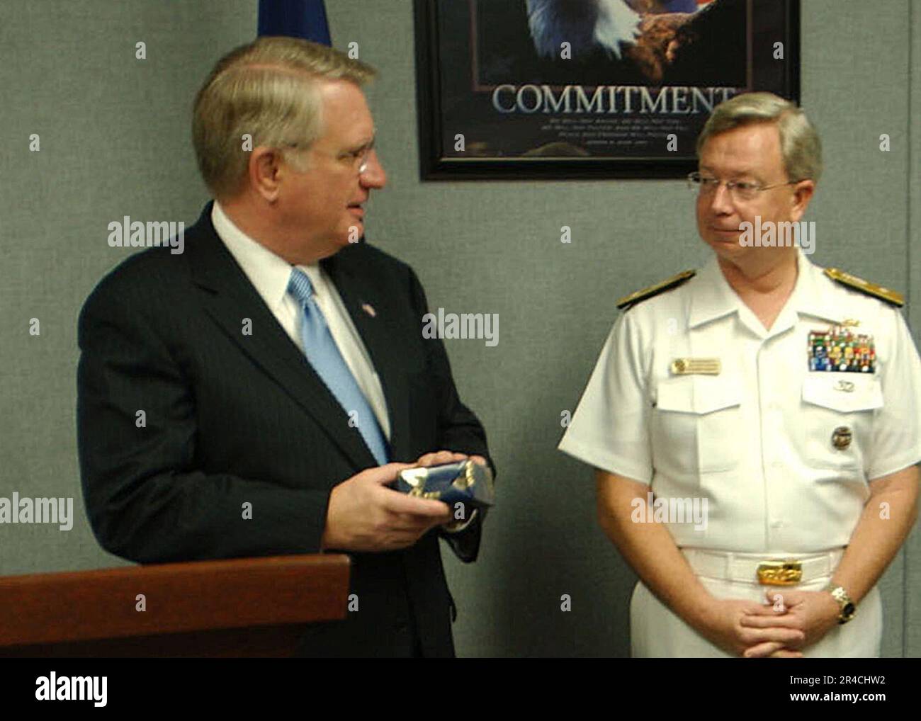 061027-N-8257O-001 Mayport, Fla. (ott. 27, 2006) - Il direttore dell'Ufficio nazionale di controllo delle droghe politica, P. John Walters, presenta il direttore del premio per servizio distinto per gli sforzi di effettuare delle operazioni antidroga a Adm posteriore. James W. Stevenson Jr. U.S. Forze Navali Comando meridionale (NAVSO) coordinato con forze congiunte di perturbare il contrabbando di 99 tonnellate di cocaina nel 2005 e più di 106 tonnellate metriche a ottobre 2006. NAVSO è la componente navale il comando PER GLI STATI UNITI Comando Sud. La sua missione è di dirigere U.S. Naval forze operanti in 16 milioni di chilometri quadrati Foto Stock