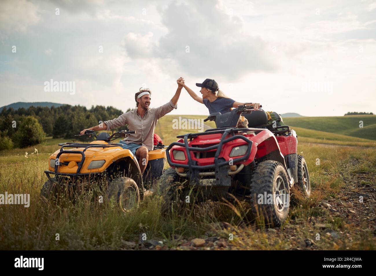 Uomo e donna attivi viaggiatori con atv quad moto in avventura Foto Stock