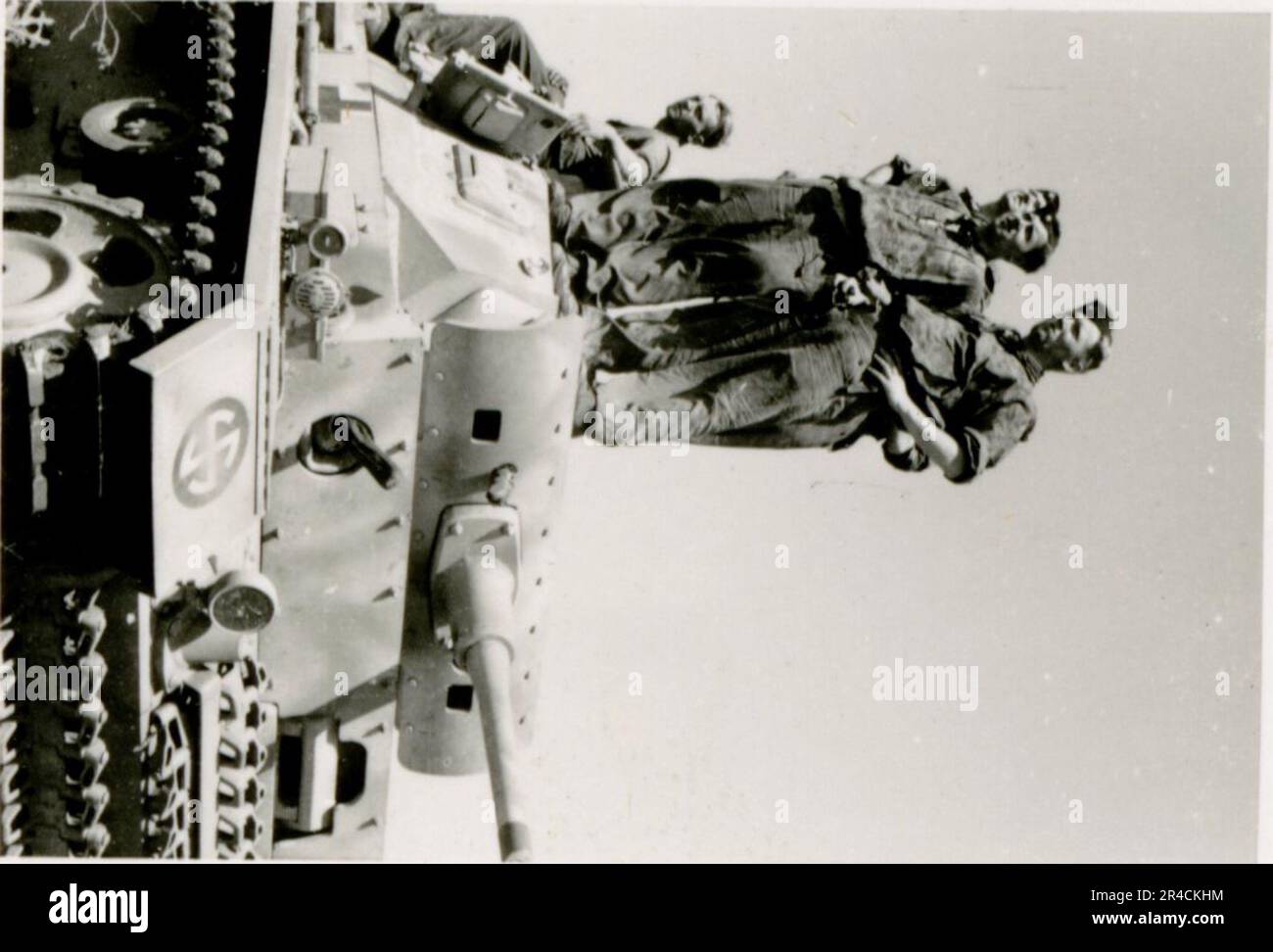 SS fotografo Willi Altstadt, Wiking Division, Russia 1942. Scene del villaggio della zona di Rostov, un Panzer III (con simboli unitari) e granatieri panzer sulla steppa, scene di combattimento lungo un fiume, primi piani della fanteria sul campo con armi individuali e servite dall'equipaggio, attraversamento del fiume (zattere d'assalto e pontone), costruzione di un blocco stradale, prigionieri di guerra russi, I soldati delle SS pescano e nuotano, cerimonia di premiazione delle unità, posto di osservazione affacciato su un fiume e equipaggio di artiglieria pesante con howitzer. Immagini che illustrano le attività in prima linea delle unità Waffen-SS sul fronte occidentale e orientale, i Foto Stock