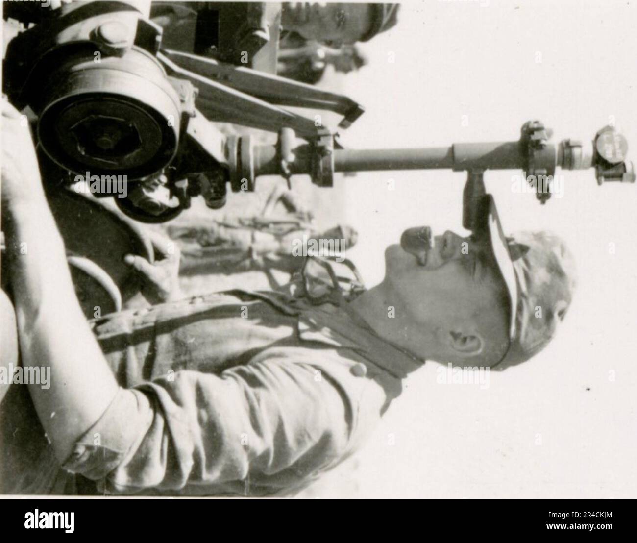 SS fotografo Willi Altstadt, Wiking Division, Russia 1942. Scene del villaggio della zona di Rostov, un Panzer III (con simboli unitari) e granatieri panzer sulla steppa, scene di combattimento lungo un fiume, primi piani della fanteria sul campo con armi individuali e servite dall'equipaggio, attraversamento del fiume (zattere d'assalto e pontone), costruzione di un blocco stradale, prigionieri di guerra russi, I soldati delle SS pescano e nuotano, cerimonia di premiazione delle unità, posto di osservazione affacciato su un fiume e equipaggio di artiglieria pesante con howitzer. Immagini che illustrano le attività in prima linea delle unità Waffen-SS sul fronte occidentale e orientale, i Foto Stock