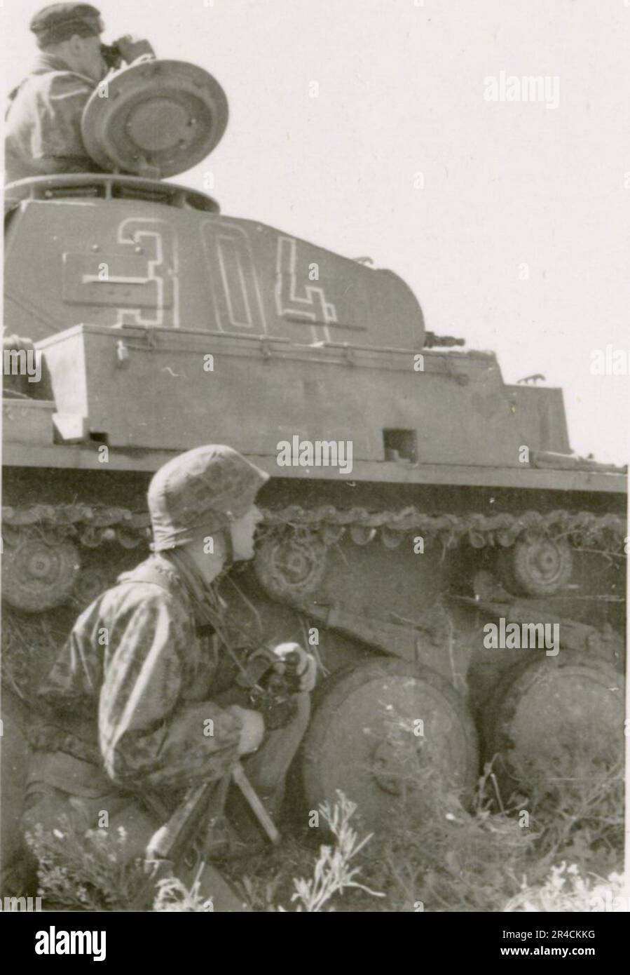 SS fotografo Willi Altstadt, Wiking Division, Russia 1942. Scene del villaggio della zona di Rostov, un Panzer III (con simboli unitari) e granatieri panzer sulla steppa, scene di combattimento lungo un fiume, primi piani della fanteria sul campo con armi individuali e servite dall'equipaggio, attraversamento del fiume (zattere d'assalto e pontone), costruzione di un blocco stradale, prigionieri di guerra russi, I soldati delle SS pescano e nuotano, cerimonia di premiazione delle unità, posto di osservazione affacciato su un fiume e equipaggio di artiglieria pesante con howitzer. Immagini che illustrano le attività in prima linea delle unità Waffen-SS sul fronte occidentale e orientale, i Foto Stock