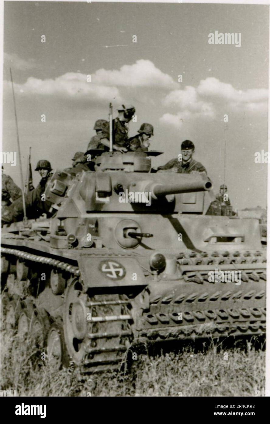 SS fotografo Willi Altstadt, Wiking Division, Russia 1942. Scene del villaggio della zona di Rostov, un Panzer III (con simboli unitari) e granatieri panzer sulla steppa, scene di combattimento lungo un fiume, primi piani della fanteria sul campo con armi individuali e servite dall'equipaggio, attraversamento del fiume (zattere d'assalto e pontone), costruzione di un blocco stradale, prigionieri di guerra russi, I soldati delle SS pescano e nuotano, cerimonia di premiazione delle unità, posto di osservazione affacciato su un fiume e equipaggio di artiglieria pesante con howitzer. Immagini che illustrano le attività in prima linea delle unità Waffen-SS sul fronte occidentale e orientale, i Foto Stock