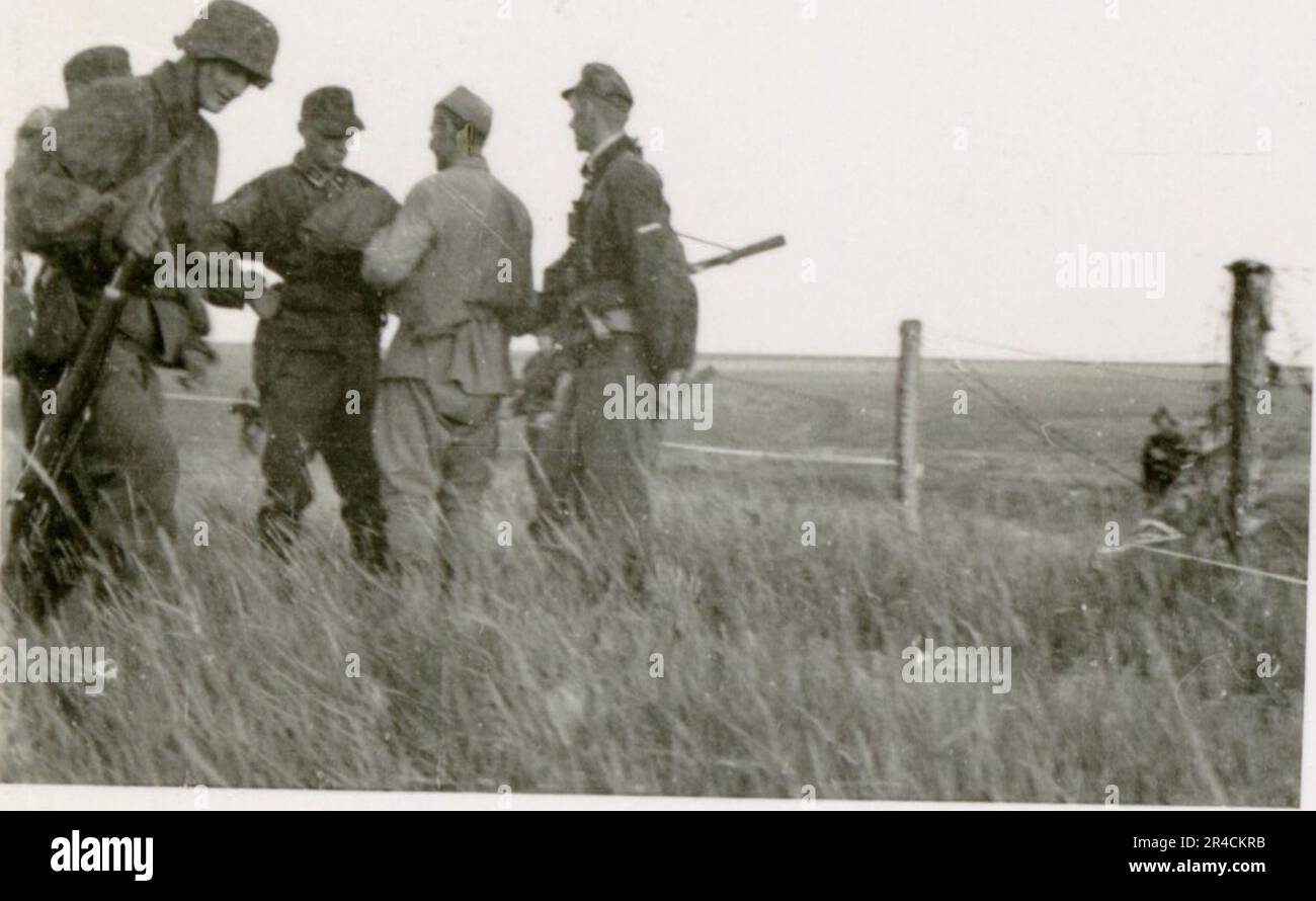SS fotografo Willi Altstadt, Wiking Division, Russia 1942. Scene del villaggio della zona di Rostov, un Panzer III (con simboli unitari) e granatieri panzer sulla steppa, scene di combattimento lungo un fiume, primi piani della fanteria sul campo con armi individuali e servite dall'equipaggio, attraversamento del fiume (zattere d'assalto e pontone), costruzione di un blocco stradale, prigionieri di guerra russi, I soldati delle SS pescano e nuotano, cerimonia di premiazione delle unità, posto di osservazione affacciato su un fiume e equipaggio di artiglieria pesante con howitzer. Immagini che illustrano le attività in prima linea delle unità Waffen-SS sul fronte occidentale e orientale, i Foto Stock