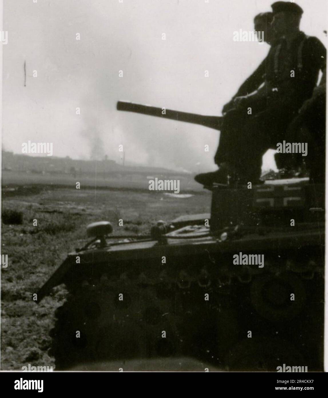 SS fotografo Willi Altstadt, Wiking Division, Russia 1942. Scene del villaggio della zona di Rostov, un Panzer III (con simboli unitari) e granatieri panzer sulla steppa, scene di combattimento lungo un fiume, primi piani della fanteria sul campo con armi individuali e servite dall'equipaggio, attraversamento del fiume (zattere d'assalto e pontone), costruzione di un blocco stradale, prigionieri di guerra russi, I soldati delle SS pescano e nuotano, cerimonia di premiazione delle unità, posto di osservazione affacciato su un fiume e equipaggio di artiglieria pesante con howitzer. Immagini che illustrano le attività in prima linea delle unità Waffen-SS sul fronte occidentale e orientale, i Foto Stock