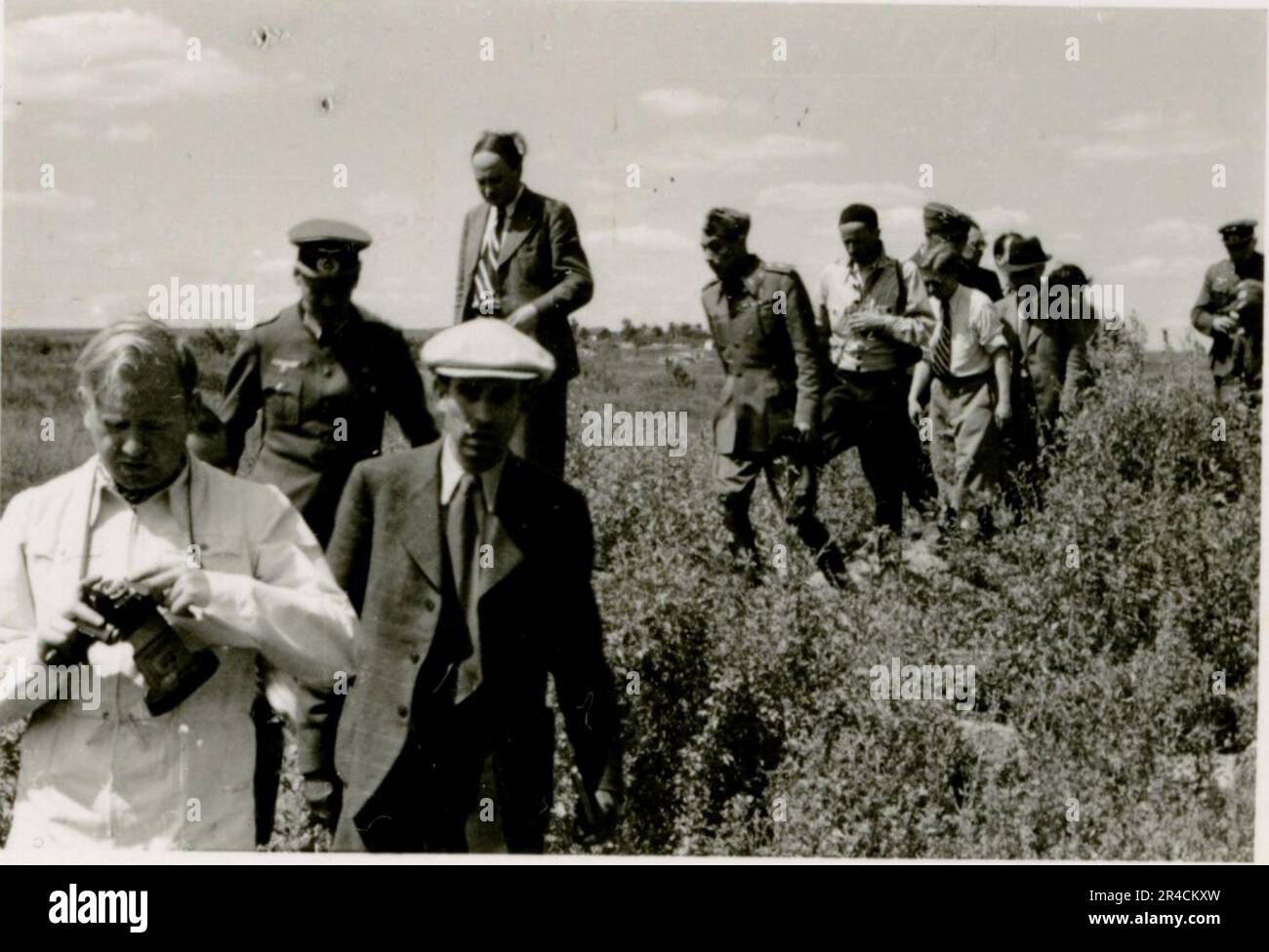 SS fotografo Willi Altstadt, Wiking Division, Russia 1942. Scene del villaggio della zona di Rostov, un Panzer III (con simboli unitari) e granatieri panzer sulla steppa, scene di combattimento lungo un fiume, primi piani della fanteria sul campo con armi individuali e servite dall'equipaggio, attraversamento del fiume (zattere d'assalto e pontone), costruzione di un blocco stradale, prigionieri di guerra russi, I soldati delle SS pescano e nuotano, cerimonia di premiazione delle unità, posto di osservazione affacciato su un fiume e equipaggio di artiglieria pesante con howitzer. Immagini che illustrano le attività in prima linea delle unità Waffen-SS sul fronte occidentale e orientale, i Foto Stock