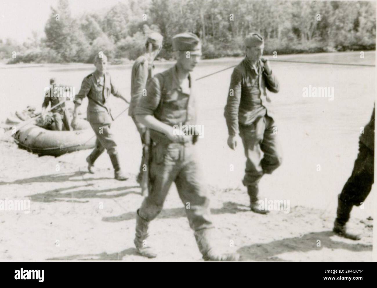 SS fotografo Willi Altstadt, Wiking Division, Russia 1942. Scene del villaggio della zona di Rostov, un Panzer III (con simboli unitari) e granatieri panzer sulla steppa, scene di combattimento lungo un fiume, primi piani della fanteria sul campo con armi individuali e servite dall'equipaggio, attraversamento del fiume (zattere d'assalto e pontone), costruzione di un blocco stradale, prigionieri di guerra russi, I soldati delle SS pescano e nuotano, cerimonia di premiazione delle unità, posto di osservazione affacciato su un fiume e equipaggio di artiglieria pesante con howitzer. Immagini che illustrano le attività in prima linea delle unità Waffen-SS sul fronte occidentale e orientale, i Foto Stock