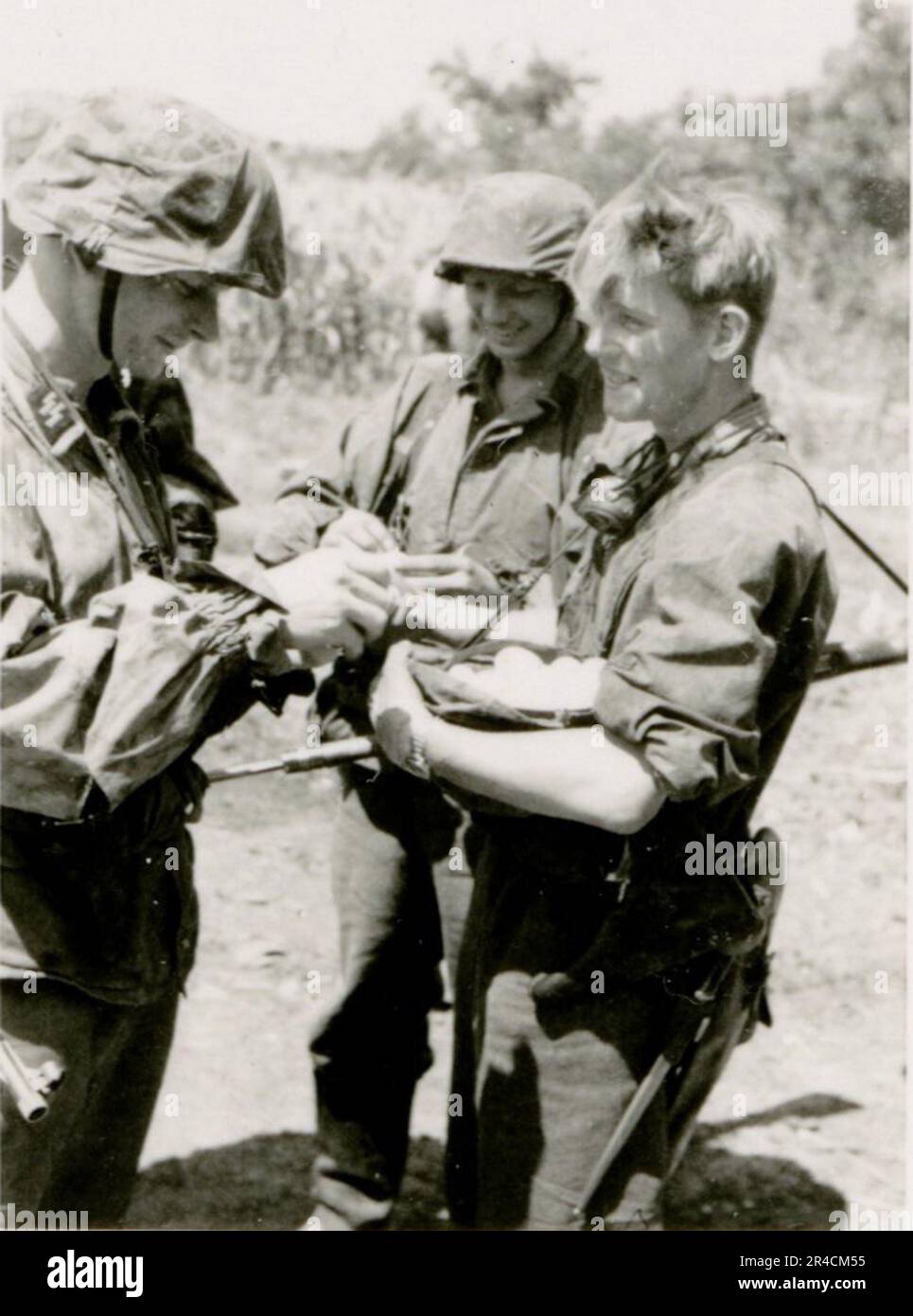 SS fotografo Willi Altstadt, Wiking Division, Russia 1942. Scene del villaggio della zona di Rostov, un Panzer III (con simboli unitari) e granatieri panzer sulla steppa, scene di combattimento lungo un fiume, primi piani della fanteria sul campo con armi individuali e servite dall'equipaggio, attraversamento del fiume (zattere d'assalto e pontone), costruzione di un blocco stradale, prigionieri di guerra russi, I soldati delle SS pescano e nuotano, cerimonia di premiazione delle unità, posto di osservazione affacciato su un fiume e equipaggio di artiglieria pesante con howitzer. Immagini che illustrano le attività in prima linea delle unità Waffen-SS sul fronte occidentale e orientale, i Foto Stock