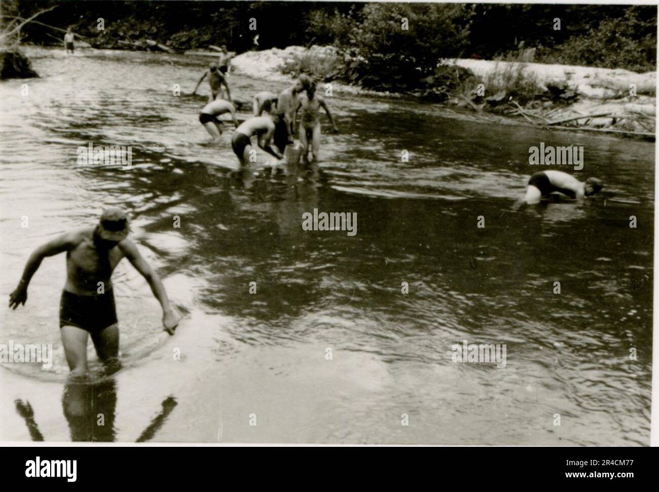 SS fotografo Willi Altstadt, Wiking Division, Russia 1942. Scene del villaggio della zona di Rostov, un Panzer III (con simboli unitari) e granatieri panzer sulla steppa, scene di combattimento lungo un fiume, primi piani della fanteria sul campo con armi individuali e servite dall'equipaggio, attraversamento del fiume (zattere d'assalto e pontone), costruzione di un blocco stradale, prigionieri di guerra russi, I soldati delle SS pescano e nuotano, cerimonia di premiazione delle unità, posto di osservazione affacciato su un fiume e equipaggio di artiglieria pesante con howitzer. Immagini che illustrano le attività in prima linea delle unità Waffen-SS sul fronte occidentale e orientale, i Foto Stock
