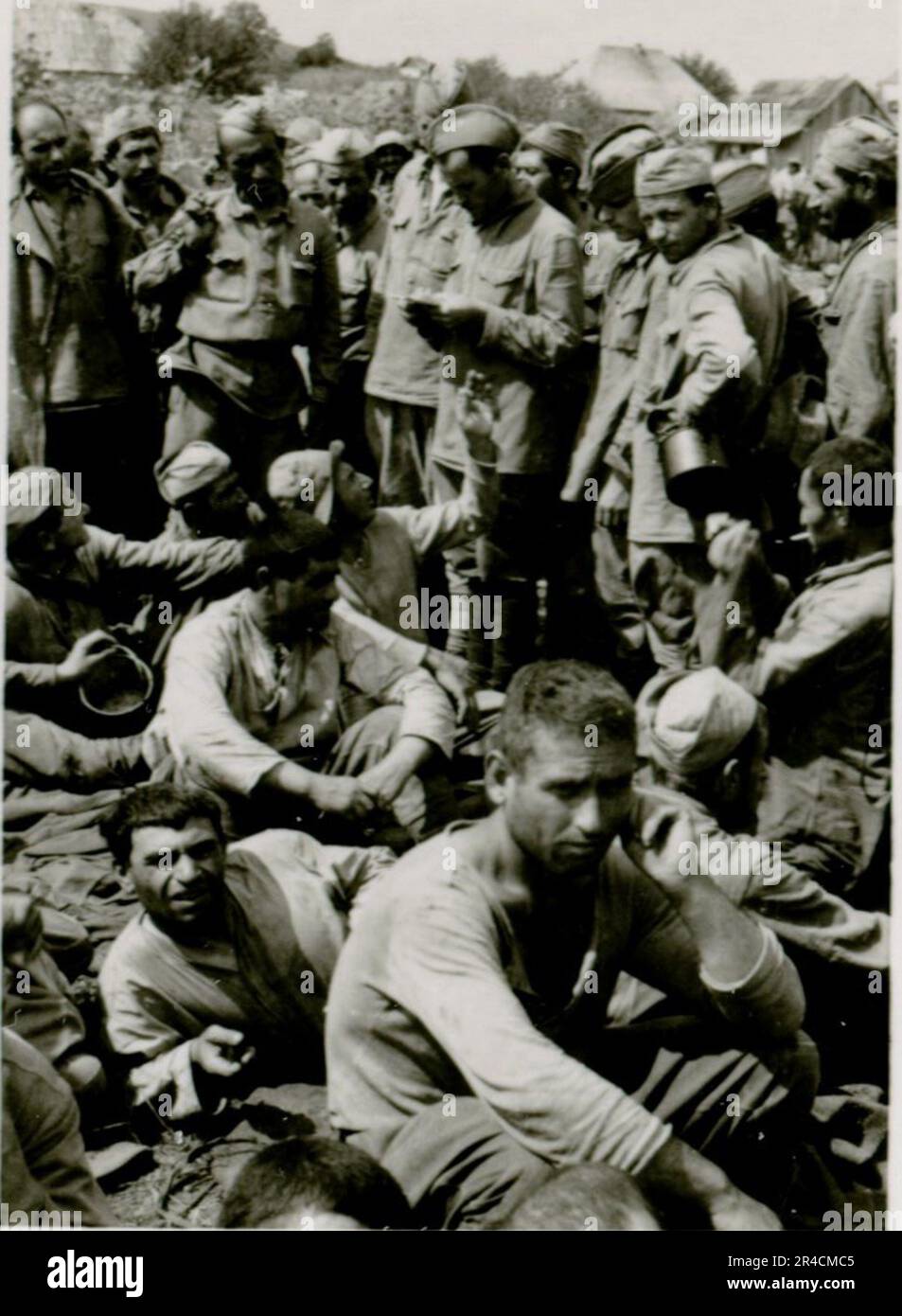SS fotografo Willi Altstadt, Wiking Division, Russia 1942. Scene del villaggio della zona di Rostov, un Panzer III (con simboli unitari) e granatieri panzer sulla steppa, scene di combattimento lungo un fiume, primi piani della fanteria sul campo con armi individuali e servite dall'equipaggio, attraversamento del fiume (zattere d'assalto e pontone), costruzione di un blocco stradale, prigionieri di guerra russi, I soldati delle SS pescano e nuotano, cerimonia di premiazione delle unità, posto di osservazione affacciato su un fiume e equipaggio di artiglieria pesante con howitzer. Immagini che illustrano le attività in prima linea delle unità Waffen-SS sul fronte occidentale e orientale, i Foto Stock