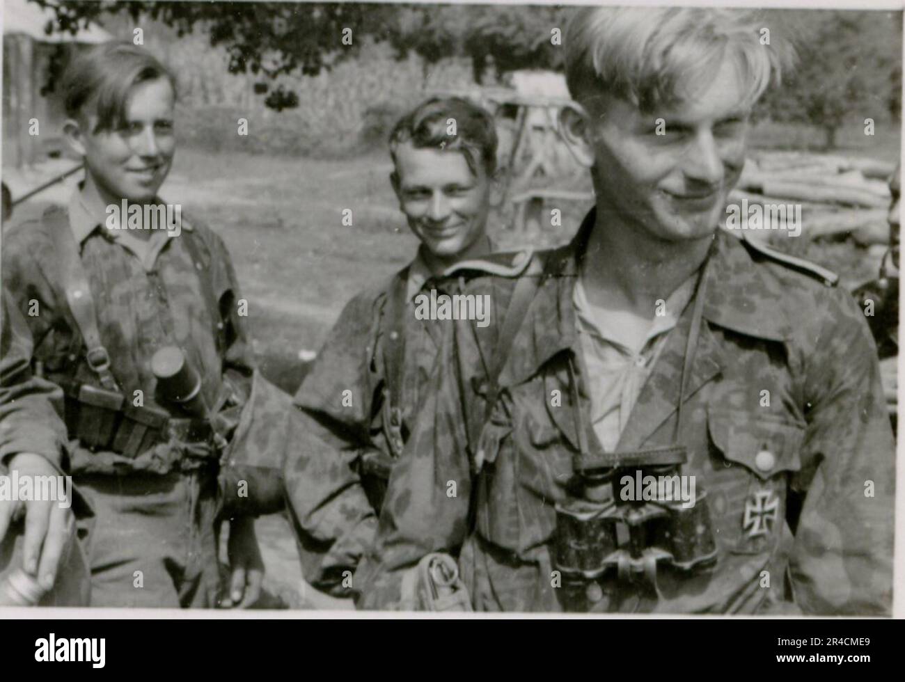 SS fotografo Willi Altstadt, Wiking Division, Russia 1942. Scene del villaggio della zona di Rostov, un Panzer III (con simboli unitari) e granatieri panzer sulla steppa, scene di combattimento lungo un fiume, primi piani della fanteria sul campo con armi individuali e servite dall'equipaggio, attraversamento del fiume (zattere d'assalto e pontone), costruzione di un blocco stradale, prigionieri di guerra russi, I soldati delle SS pescano e nuotano, cerimonia di premiazione delle unità, posto di osservazione affacciato su un fiume e equipaggio di artiglieria pesante con howitzer. Immagini che illustrano le attività in prima linea delle unità Waffen-SS sul fronte occidentale e orientale, i Foto Stock