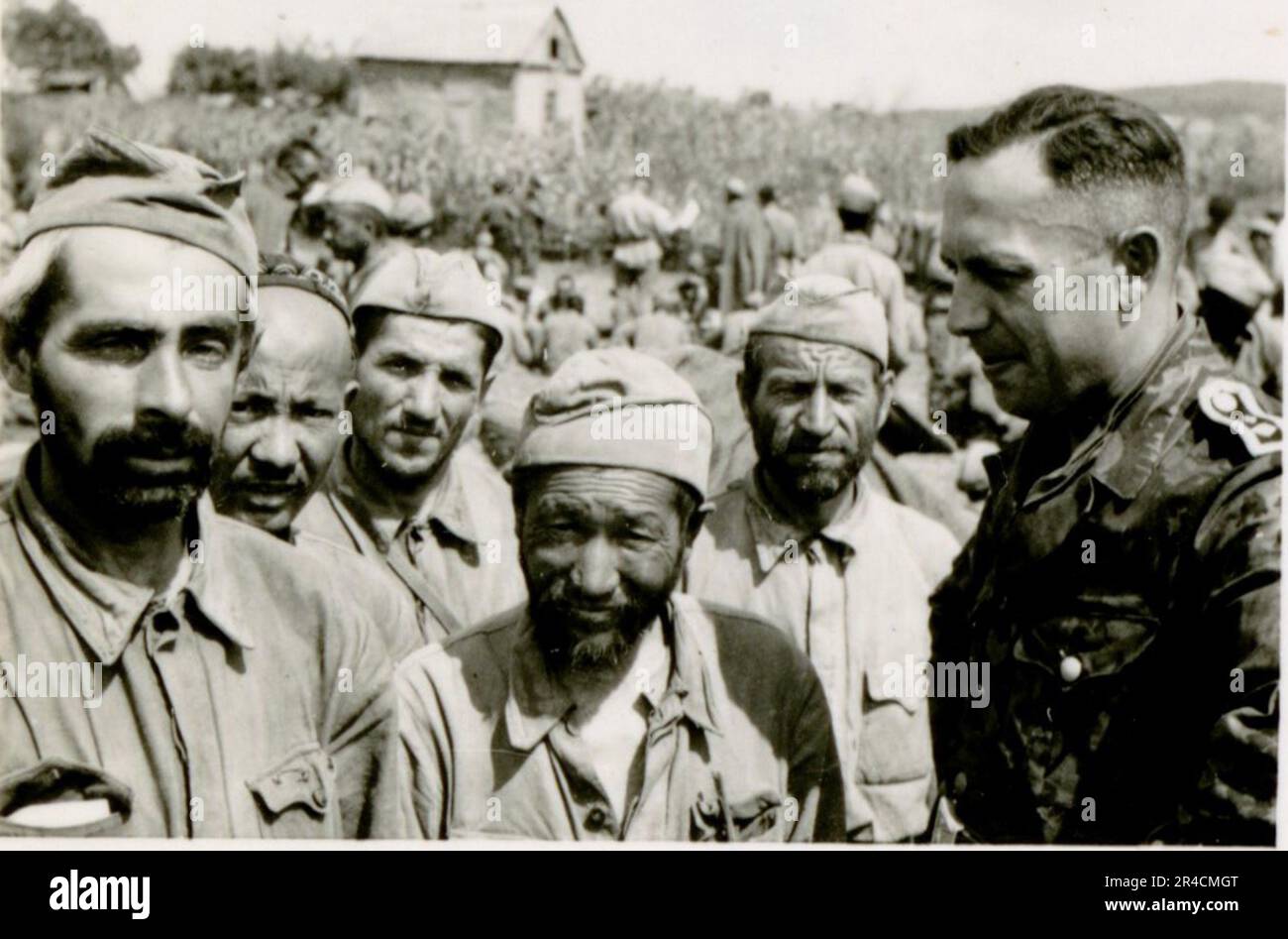 SS fotografo Willi Altstadt, Wiking Division, Russia 1942. Scene del villaggio della zona di Rostov, un Panzer III (con simboli unitari) e granatieri panzer sulla steppa, scene di combattimento lungo un fiume, primi piani della fanteria sul campo con armi individuali e servite dall'equipaggio, attraversamento del fiume (zattere d'assalto e pontone), costruzione di un blocco stradale, prigionieri di guerra russi, I soldati delle SS pescano e nuotano, cerimonia di premiazione delle unità, posto di osservazione affacciato su un fiume e equipaggio di artiglieria pesante con howitzer. Immagini che illustrano le attività in prima linea delle unità Waffen-SS sul fronte occidentale e orientale, i Foto Stock