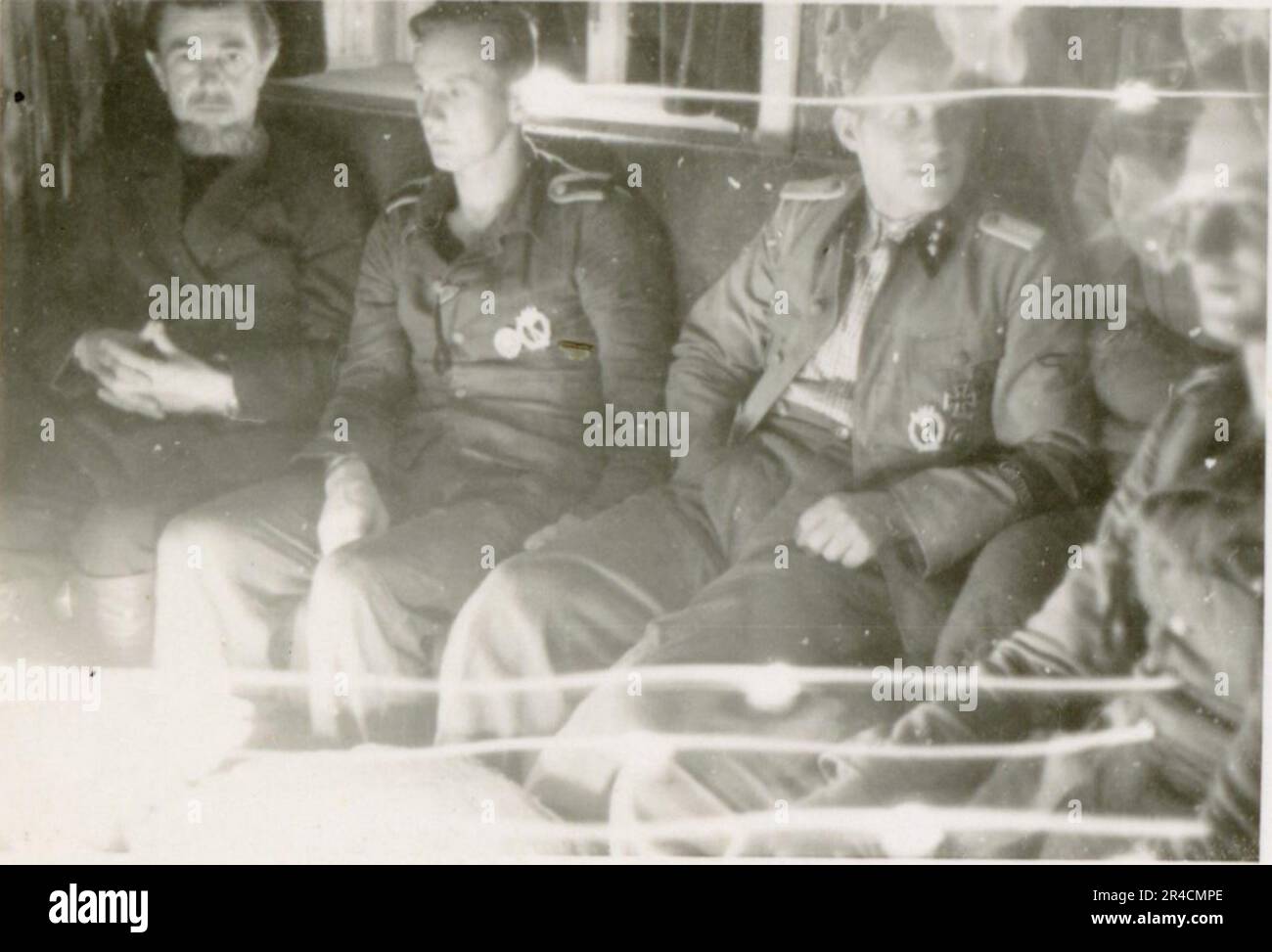 SS fotografo Willi Altstadt, Wiking Division, Russia 1942. Scene del villaggio della zona di Rostov, un Panzer III (con simboli unitari) e granatieri panzer sulla steppa, scene di combattimento lungo un fiume, primi piani della fanteria sul campo con armi individuali e servite dall'equipaggio, attraversamento del fiume (zattere d'assalto e pontone), costruzione di un blocco stradale, prigionieri di guerra russi, I soldati delle SS pescano e nuotano, cerimonia di premiazione delle unità, posto di osservazione affacciato su un fiume e equipaggio di artiglieria pesante con howitzer. Immagini che illustrano le attività in prima linea delle unità Waffen-SS sul fronte occidentale e orientale, i Foto Stock