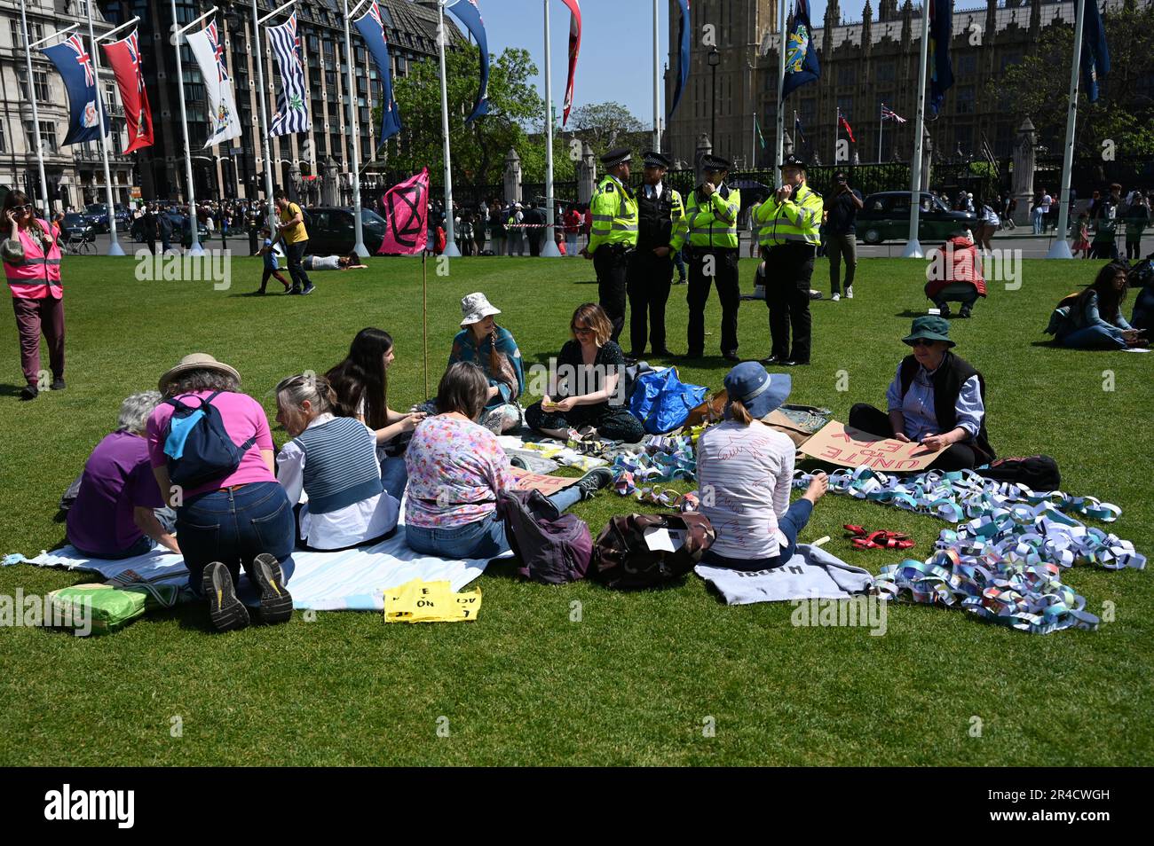 Londra, Regno Unito. 27th maggio, 2023. Non è il mio progetto di legge che si oppone al progetto di legge sull'ordine pubblico, è giunto il momento di riportare indietro la nostra democrazia. Londra, fermare la discriminazione contro gli zingari e i viaggiatori, i rifugiati, abolire la monarchia, opporsi al razzismo, fermare il petrolio, il nostro diritto di protestare, no allo Stato di polizia, vegano e io sostengo la Palestina nella piazza del Parlamento. Credit: Vedi li/Picture Capital/Alamy Live News Foto Stock