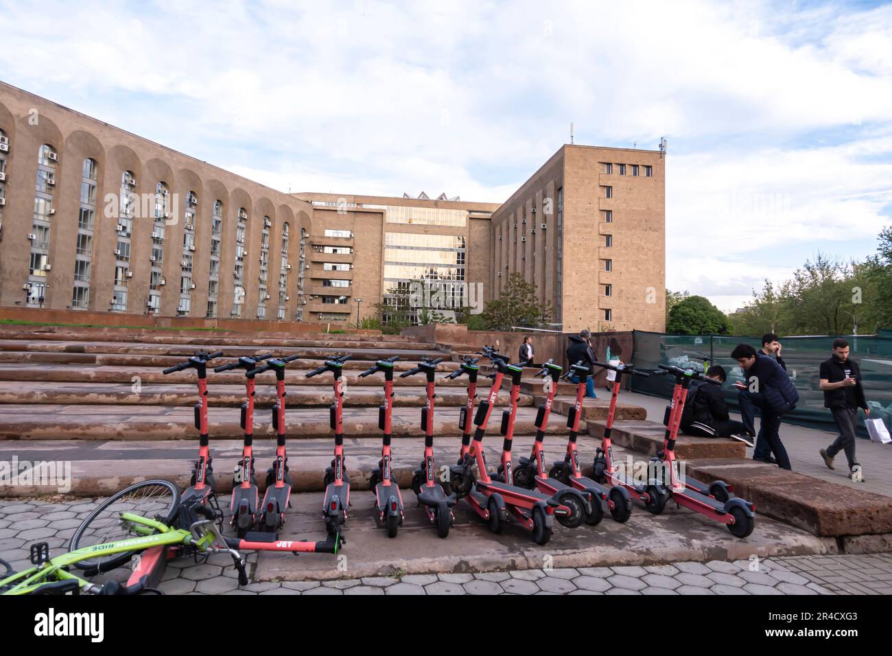 Fila di scooter in Armenia, Yerevan, stazione della metropolitana di Piazza della Repubblica, Foto Stock
