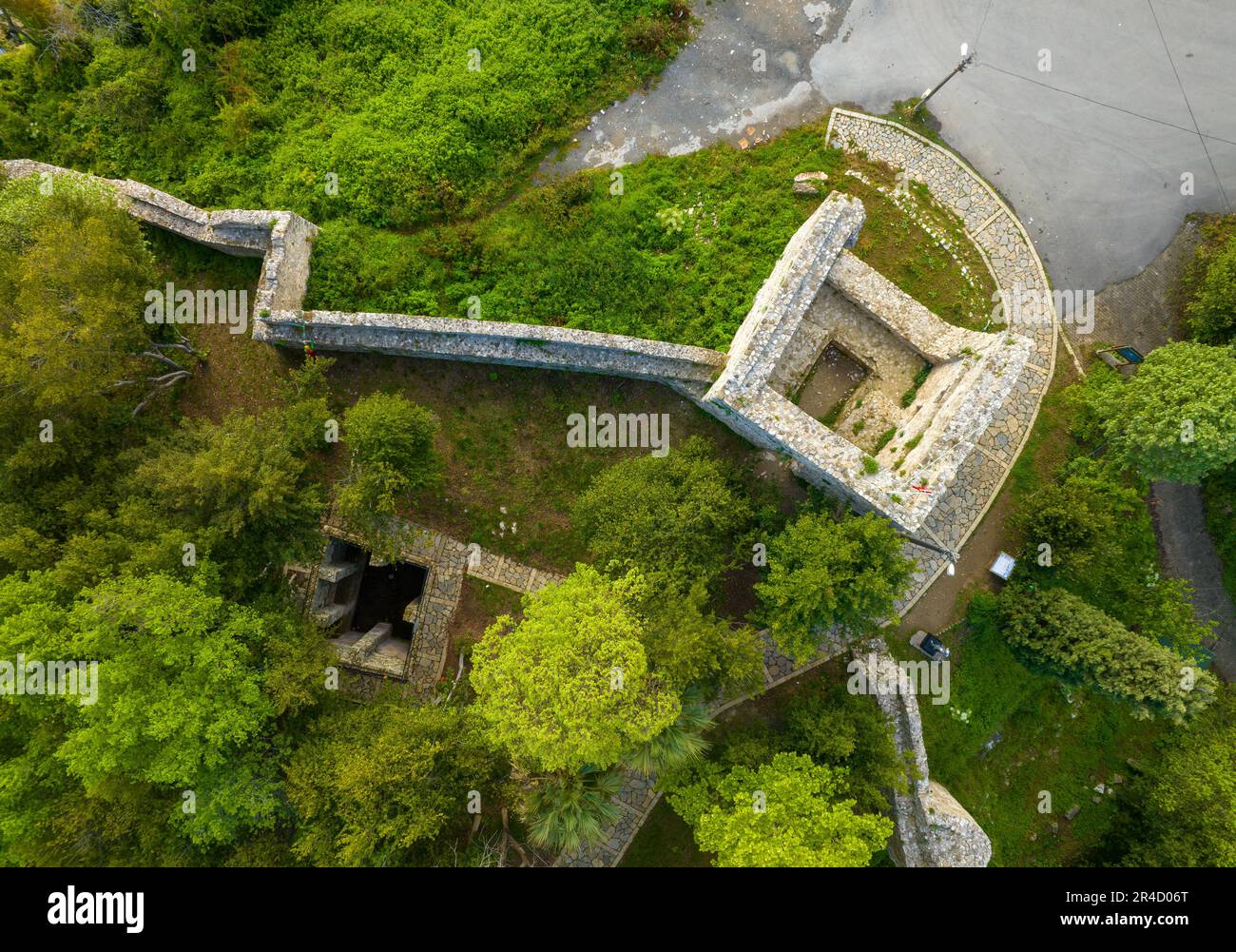 Il castello di Ceneviz è stato costruito su una scogliera situata tra due baie, 2.5 chilometri a ovest del distretto di Düzce Akçakoca in turchia. Foto Stock