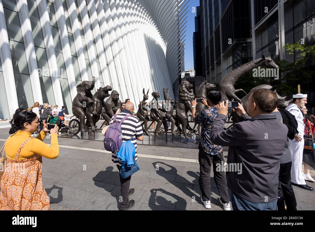 Grandi sculture di vari animali a rischio di estinzione da parte degli artisti Gillie e Marc sono visibili in mostra presso la South Oculus Plaza del World Trade Center Campus a Lower Manhattan a New York City. Collettivamente intitolato "A Wild li for Wildlife in New York". 27 maggio 2023 (Foto: Vanessa Carvalho) Credit: Brasile Photo Press/Alamy Live News Foto Stock