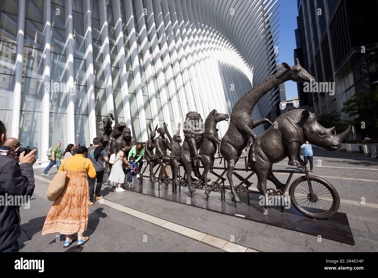 Grandi sculture di vari animali a rischio di estinzione da parte degli artisti Gillie e Marc sono visibili in mostra presso la South Oculus Plaza del World Trade Center Campus a Lower Manhattan a New York City. Collettivamente intitolato "A Wild li for Wildlife in New York". 27 maggio 2023 (Foto: Vanessa Carvalho) Credit: Brasile Photo Press/Alamy Live News Foto Stock